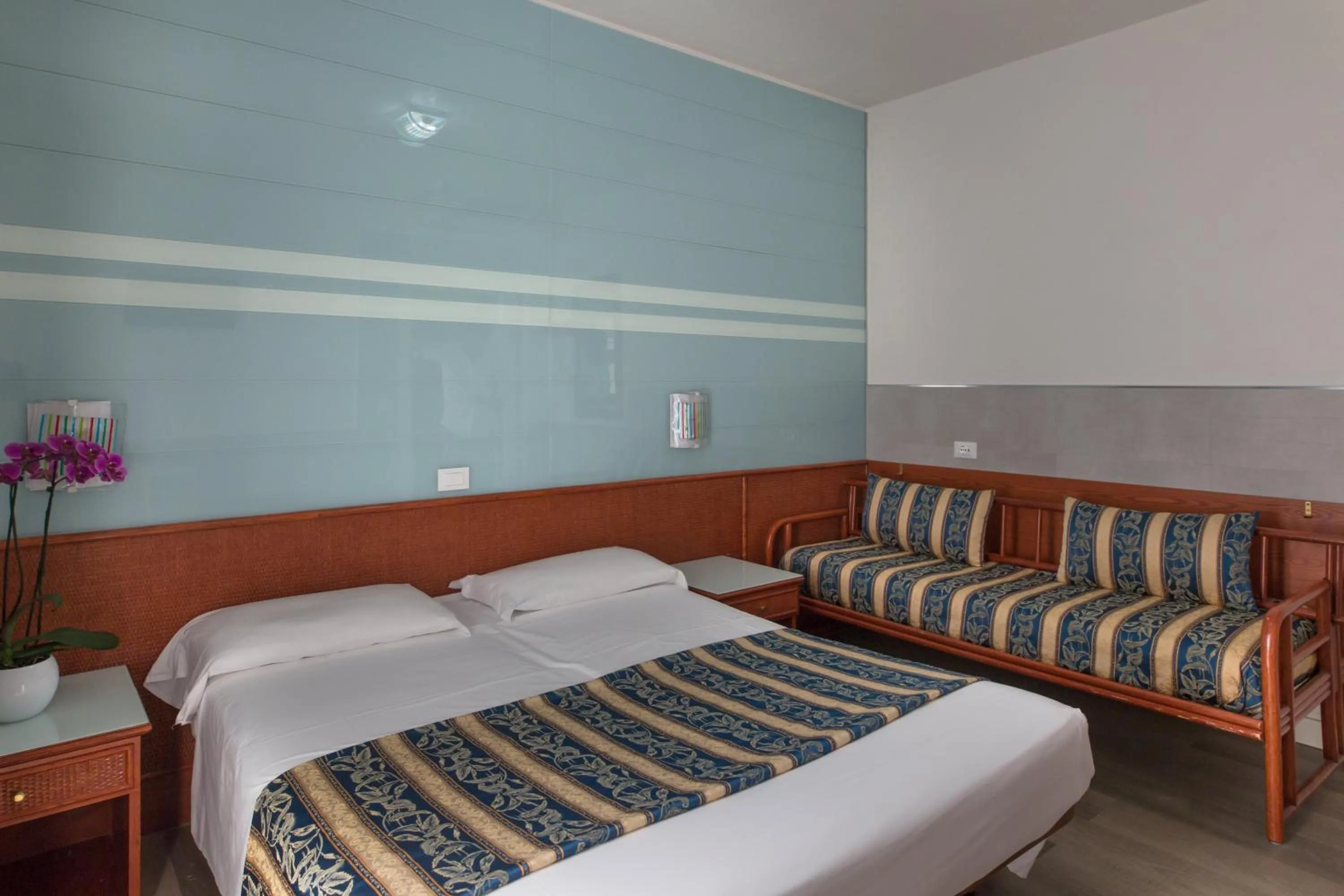 Photo of the whole room, Bed in Hotel Colombo