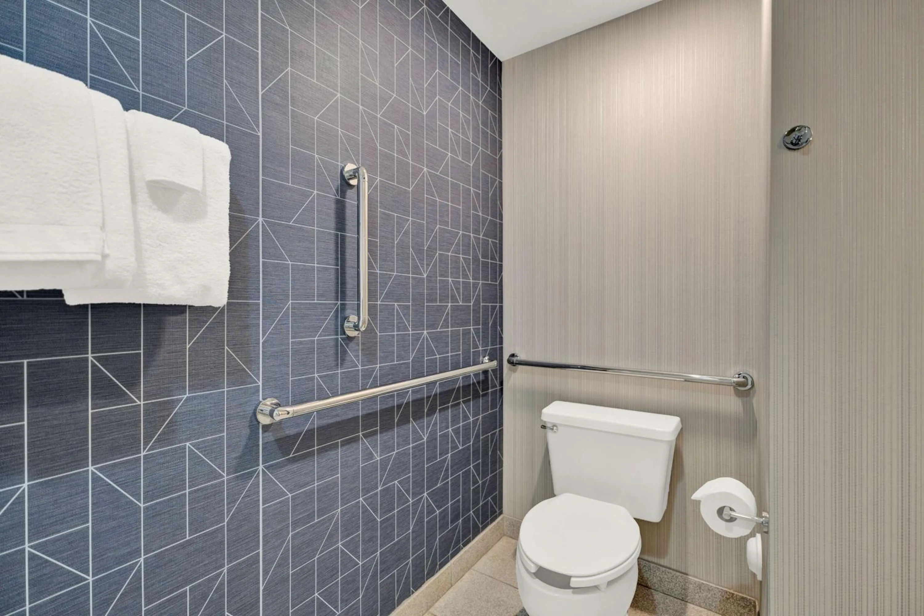 Bathroom in Comfort Inn Plymouth