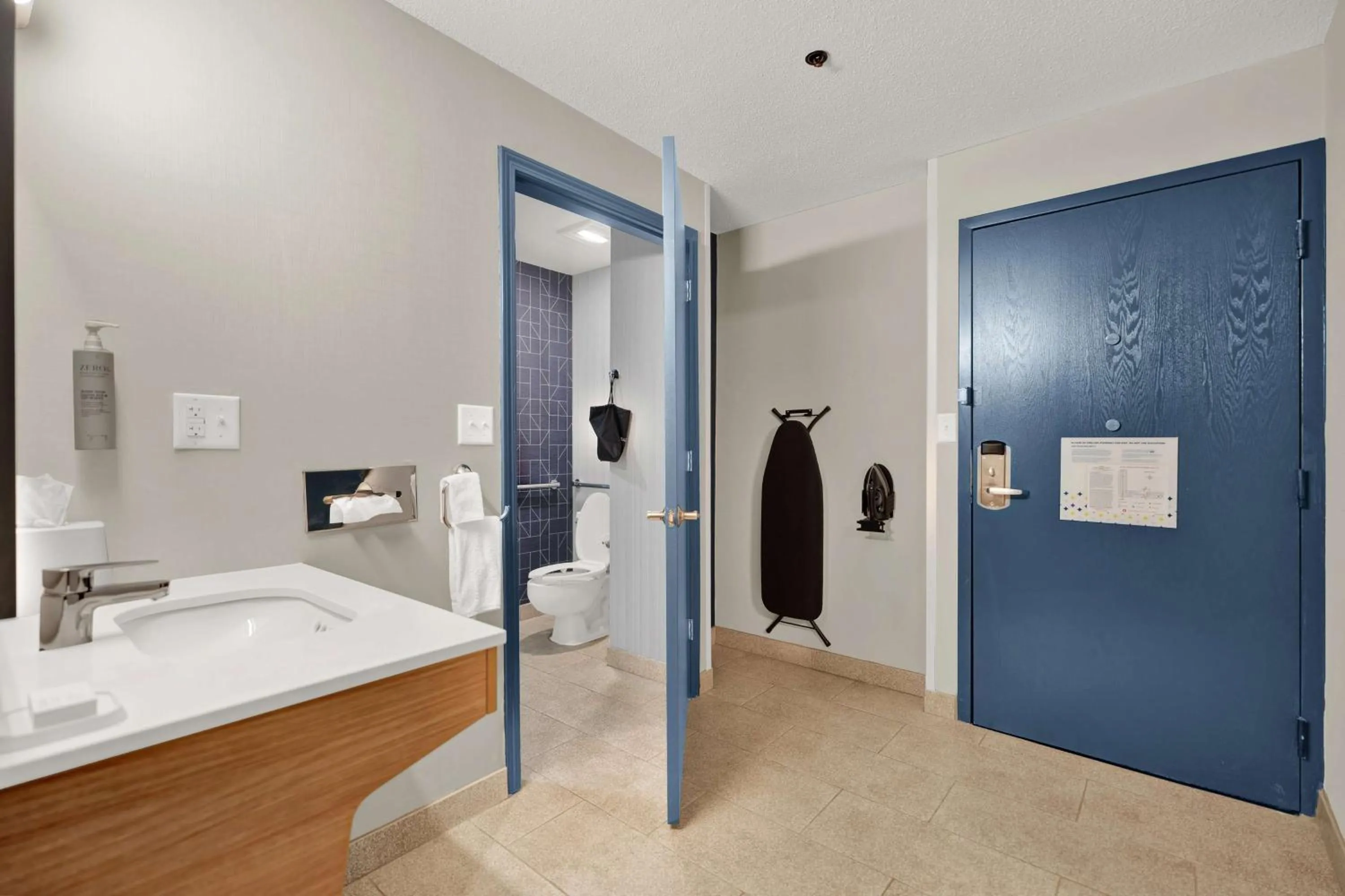 Bathroom in Comfort Inn Plymouth