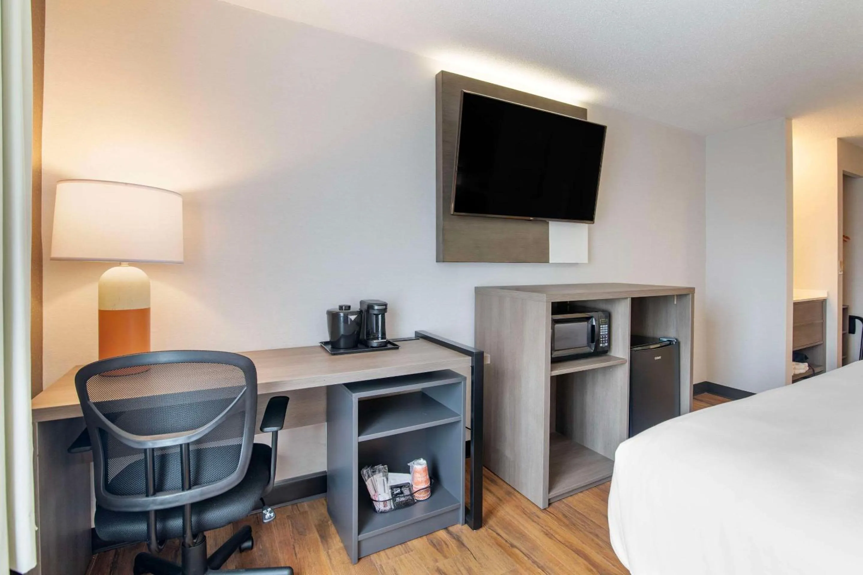 Bedroom, Bed in Comfort Inn South Portland Airport
