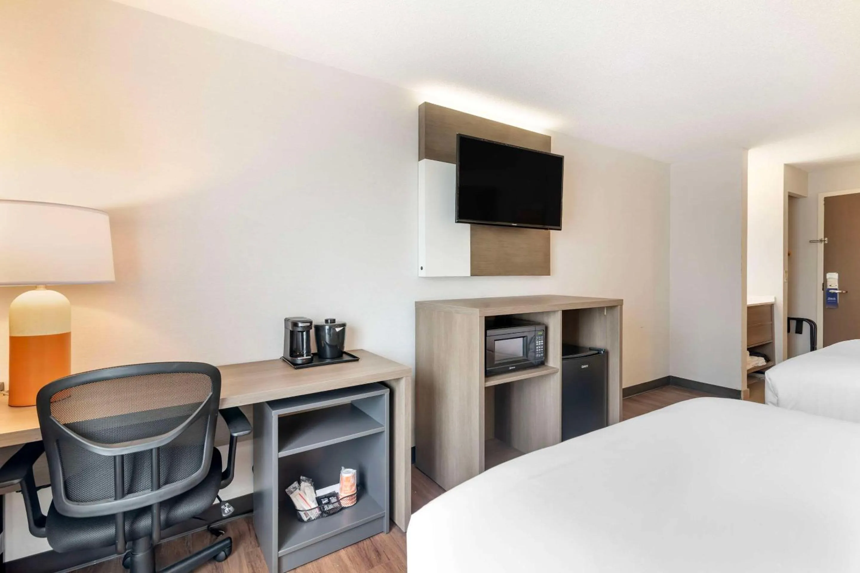 Bedroom, Bed in Comfort Inn South Portland Airport