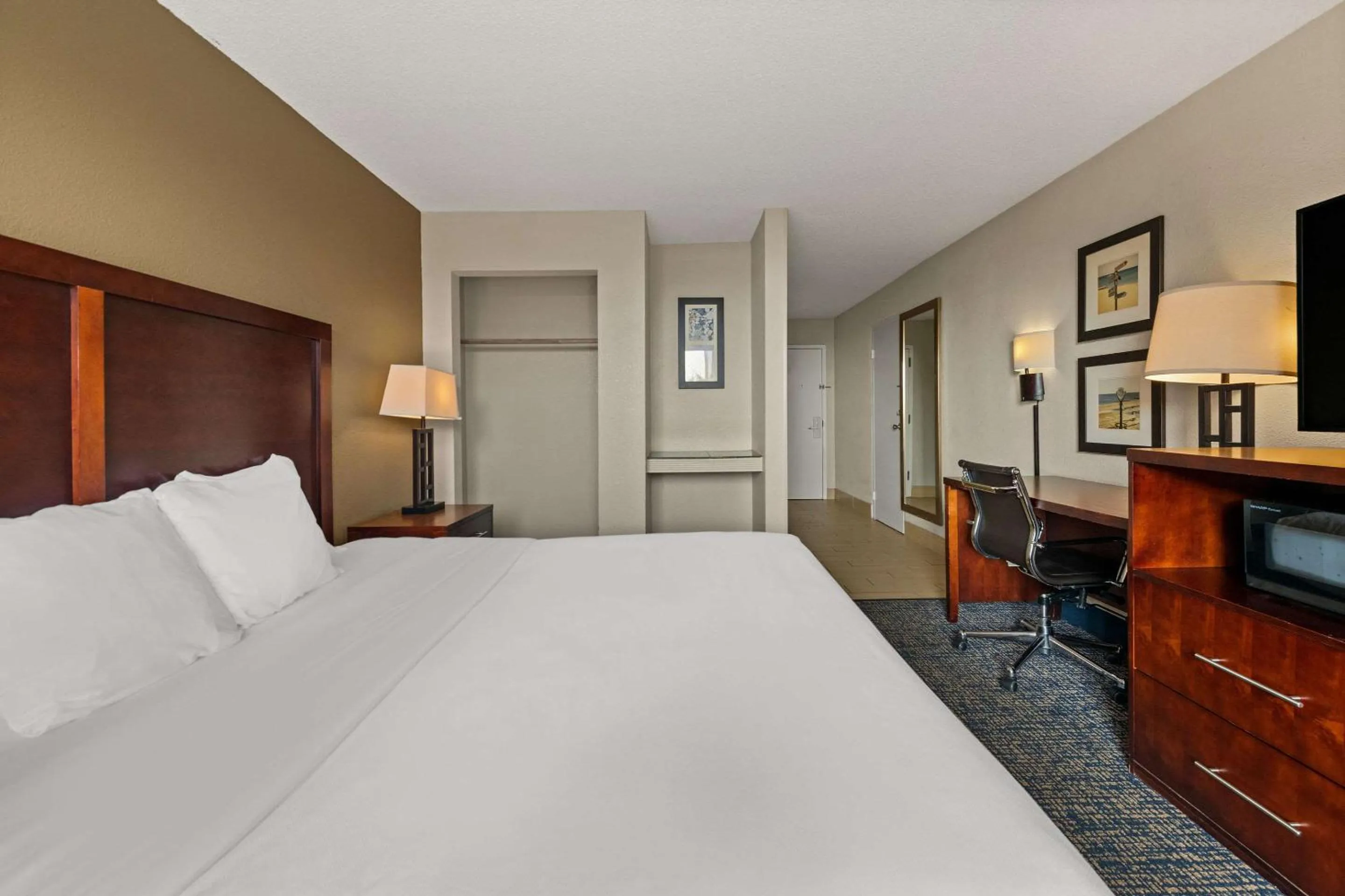 Bedroom, Bed in Comfort Inn On the Ocean