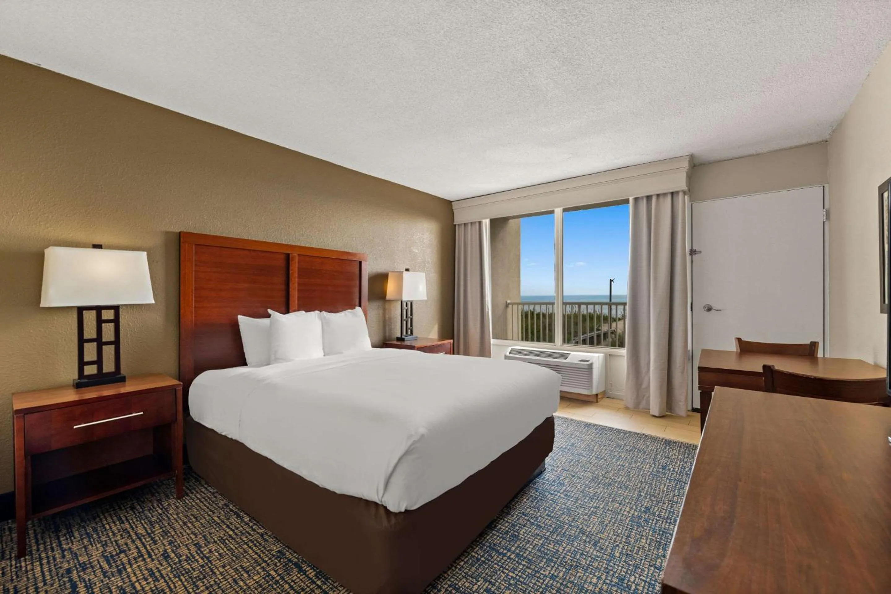 Bedroom, Bed in Comfort Inn On the Ocean