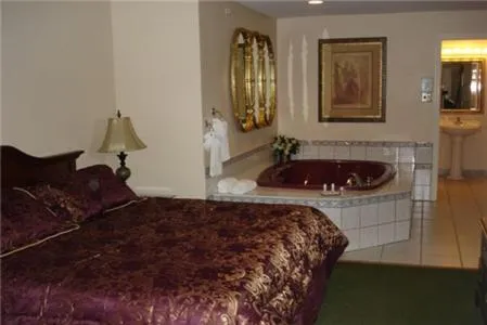 Photo of the whole room, Bed in Colonie Inn and Suites