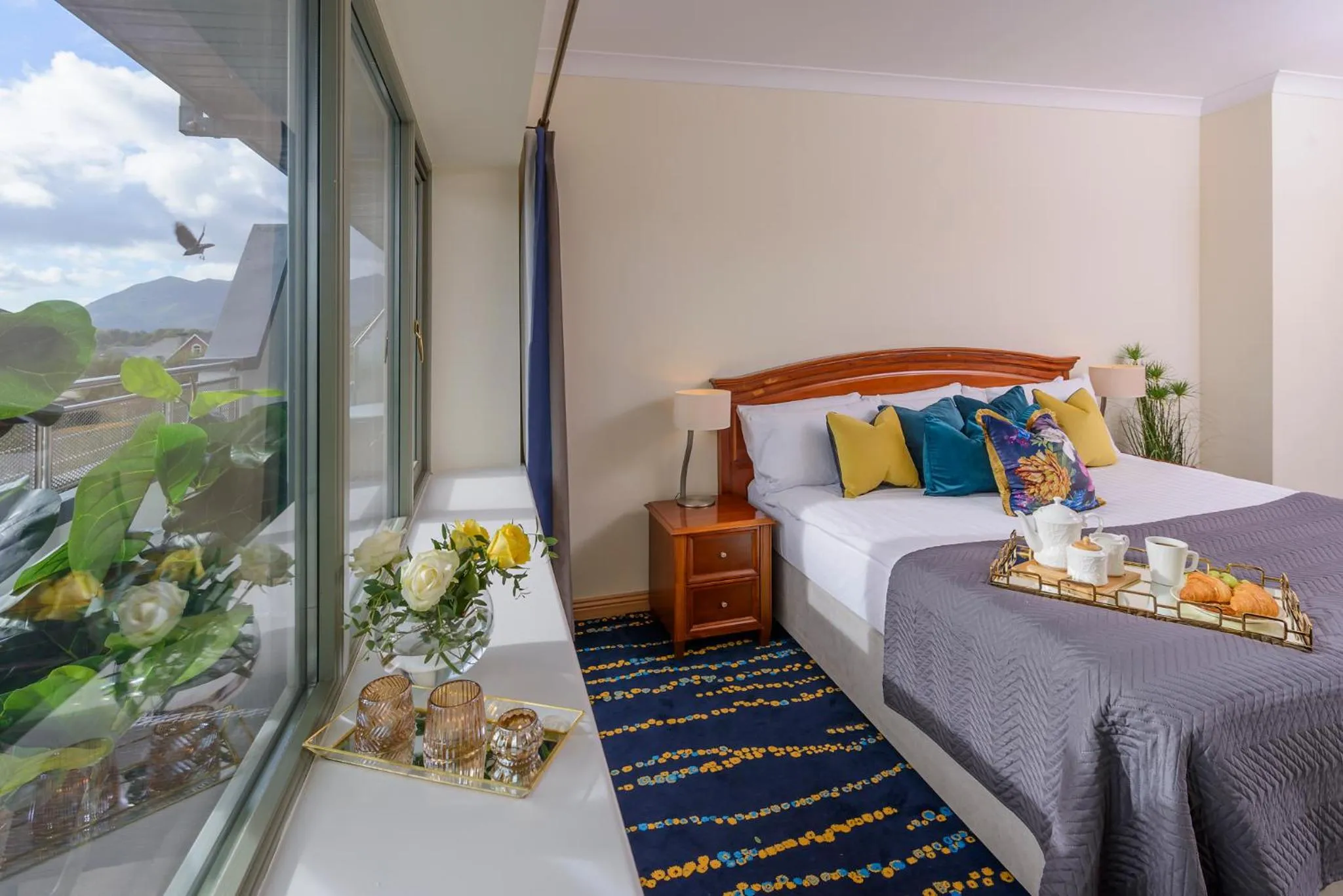 Mountain view, Bed in Park Place Apartments