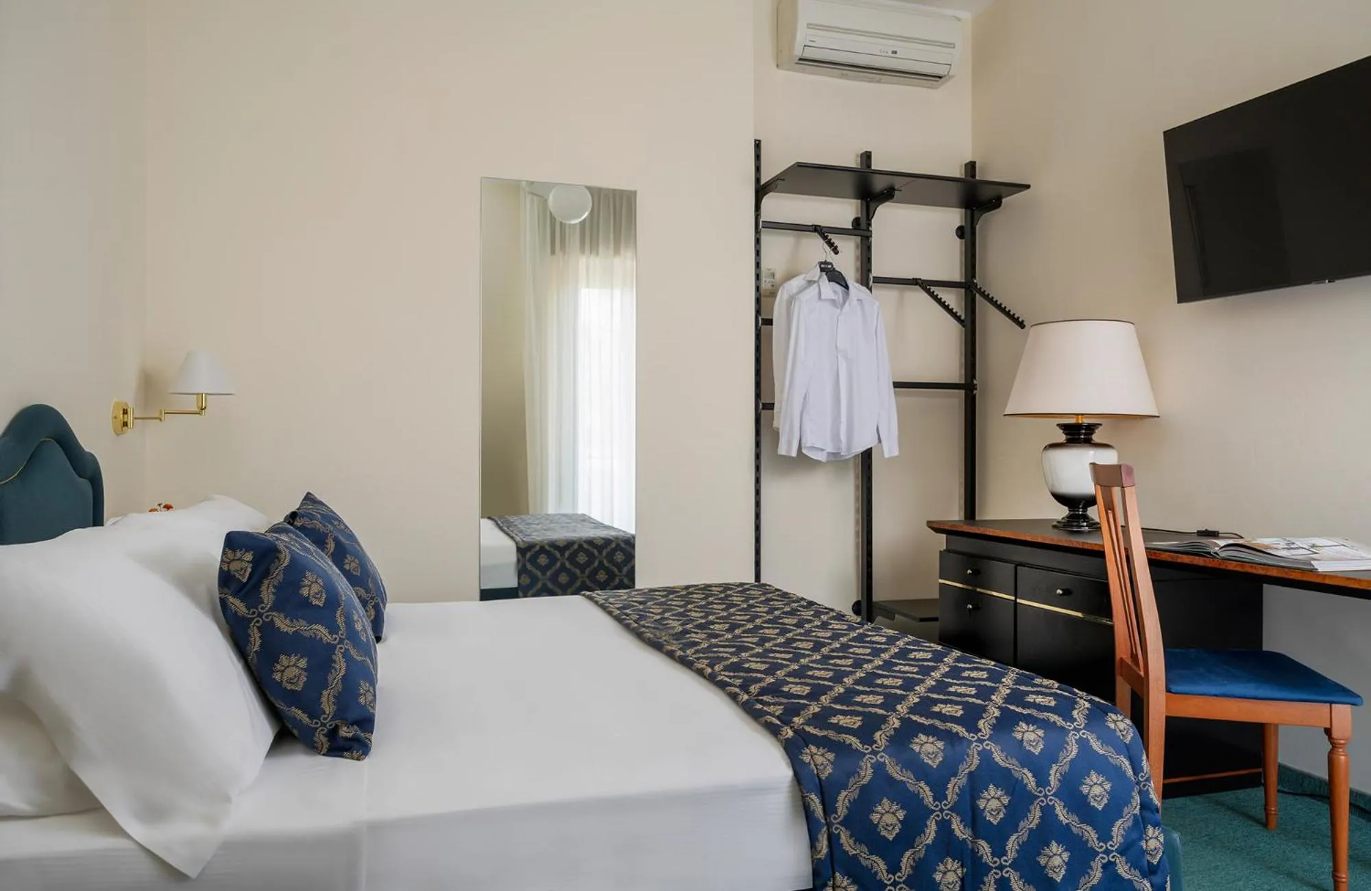 Communal lounge/ TV room, Bed in Hotel Stella