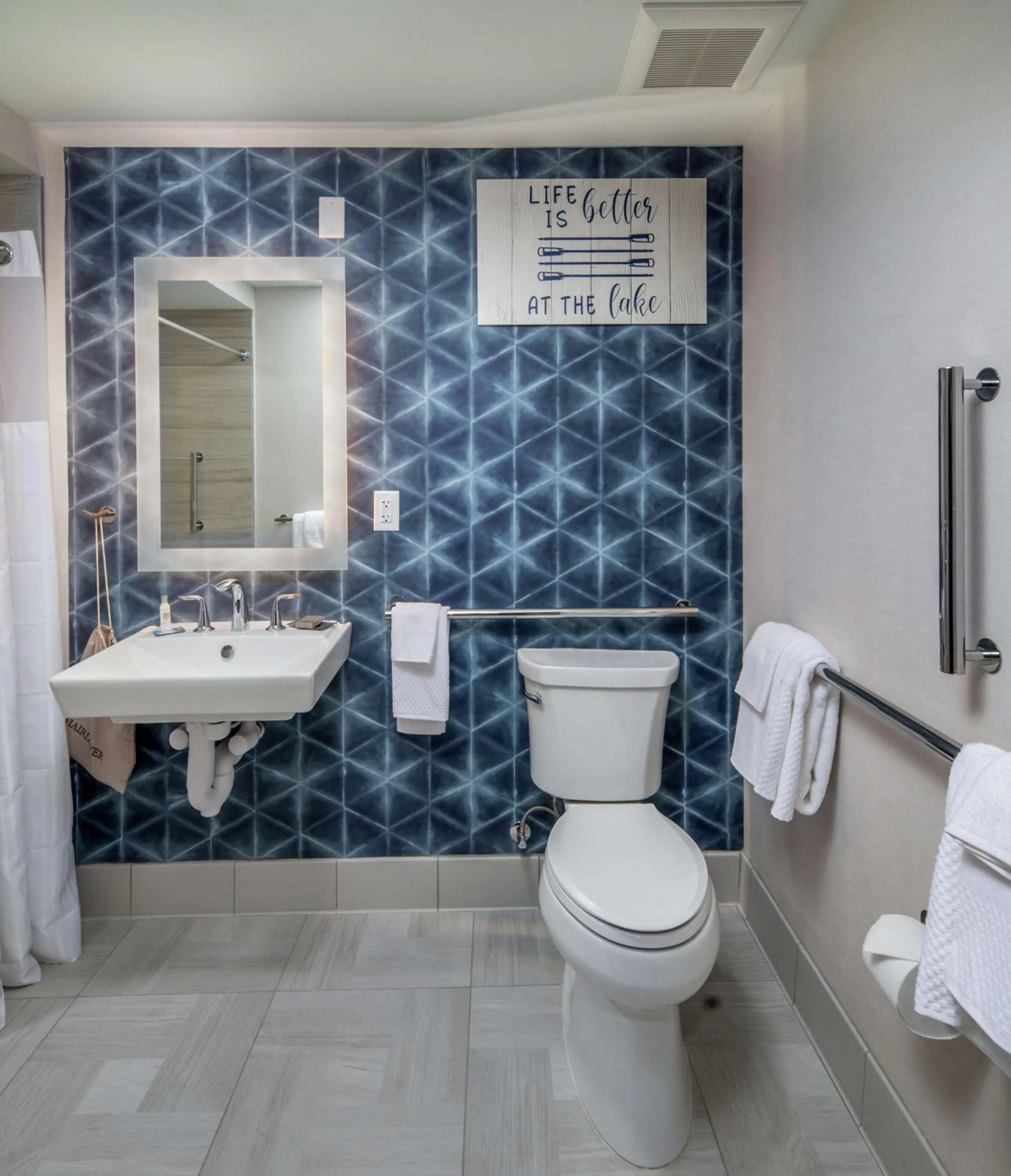 Shower in DoubleTree by Hilton Hot Springs