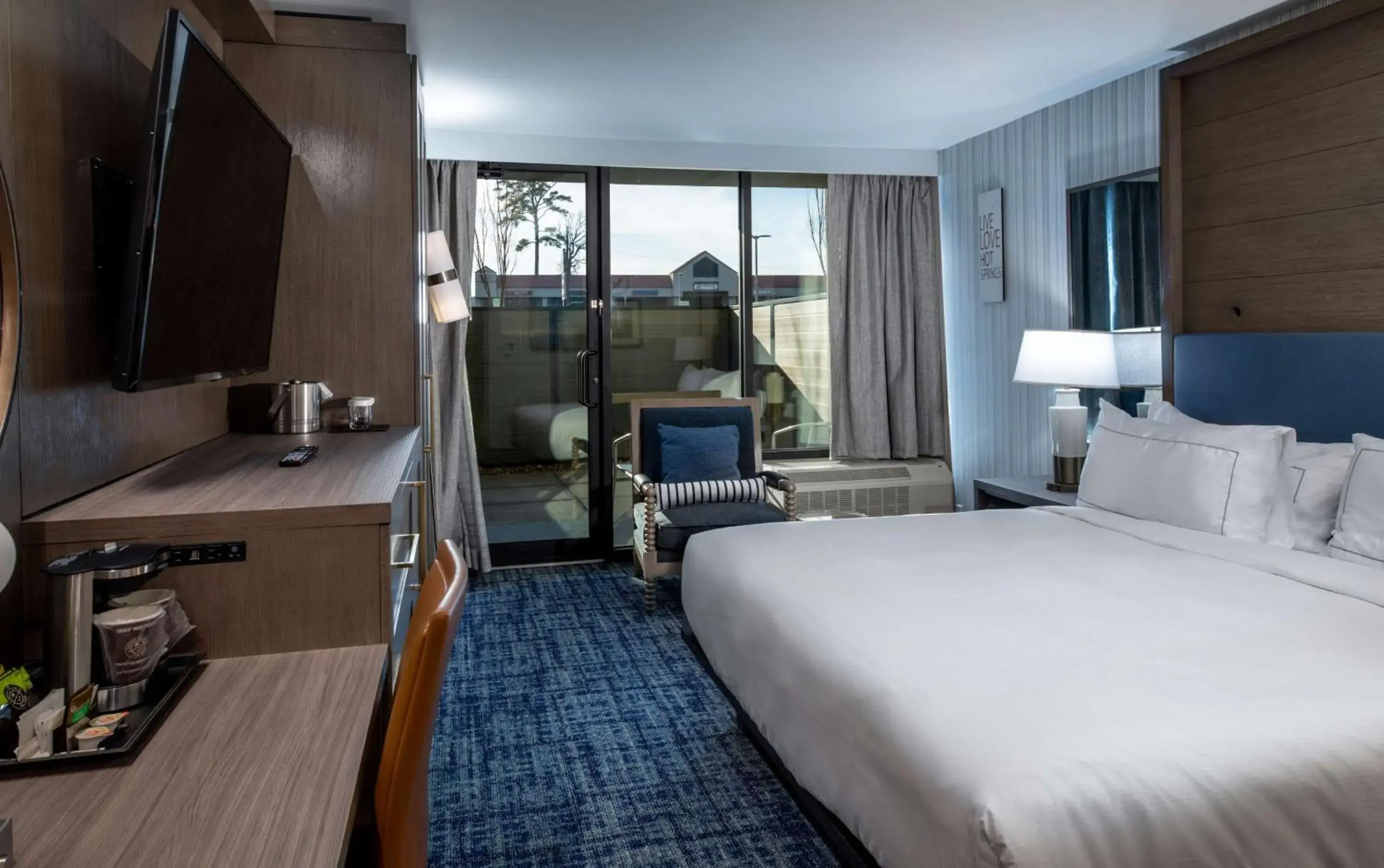 King Room with Patio in DoubleTree by Hilton Hot Springs King Room with Patio in DoubleTree by Hilton Hot Springs