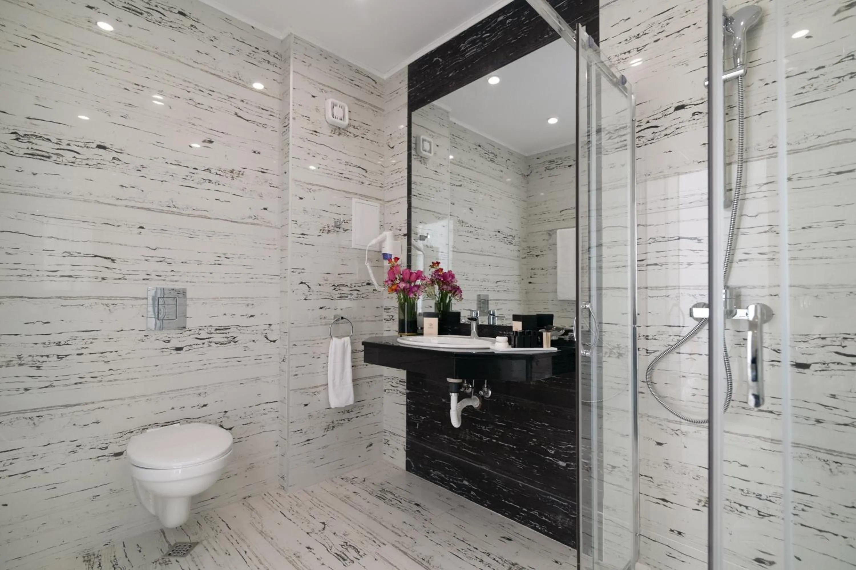 Shower in Prestige Hotel and Aquapark - All inclusive