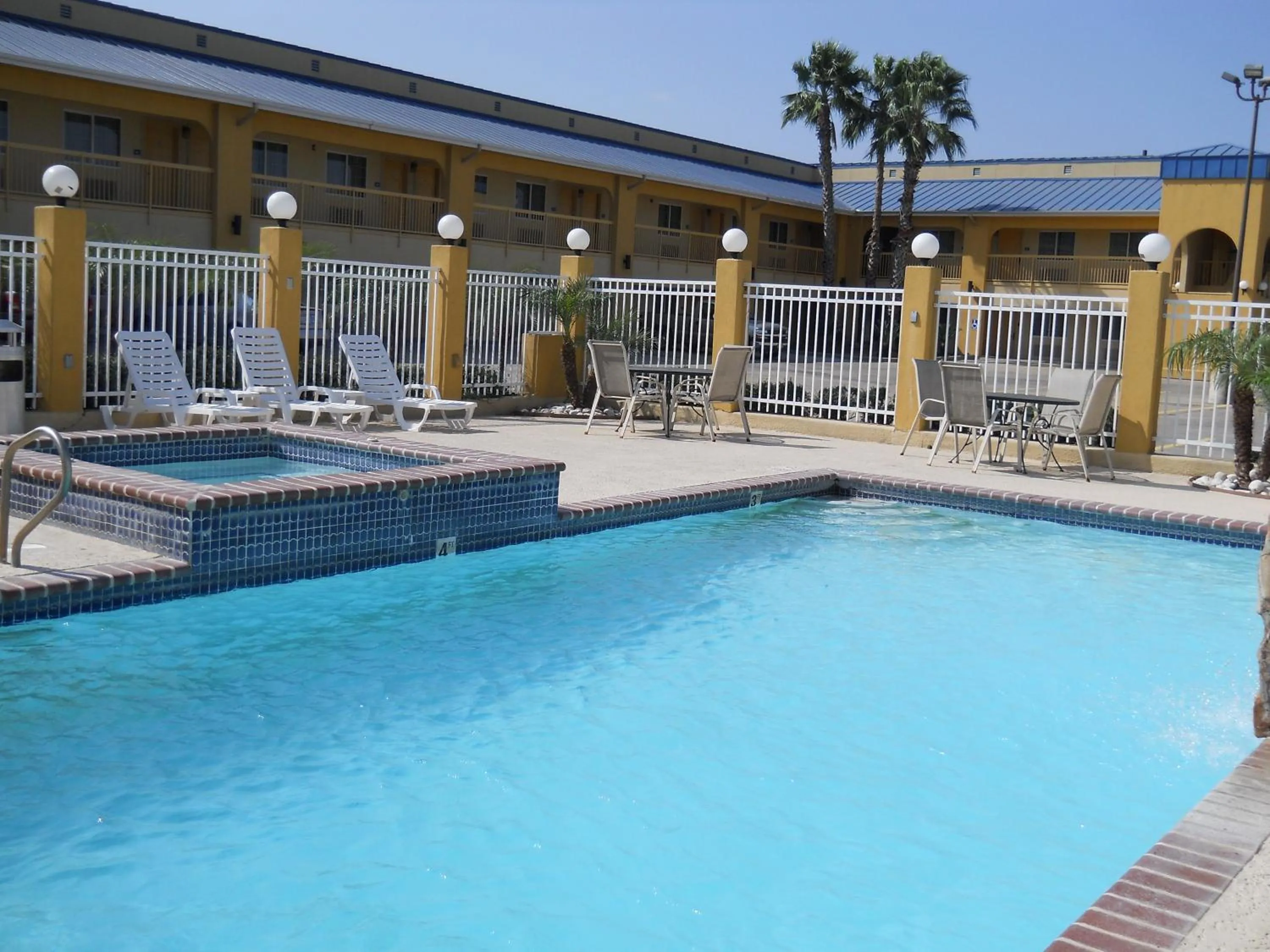 Swimming pool in Rodeway Inn & Suites Corpus Christi Northwest