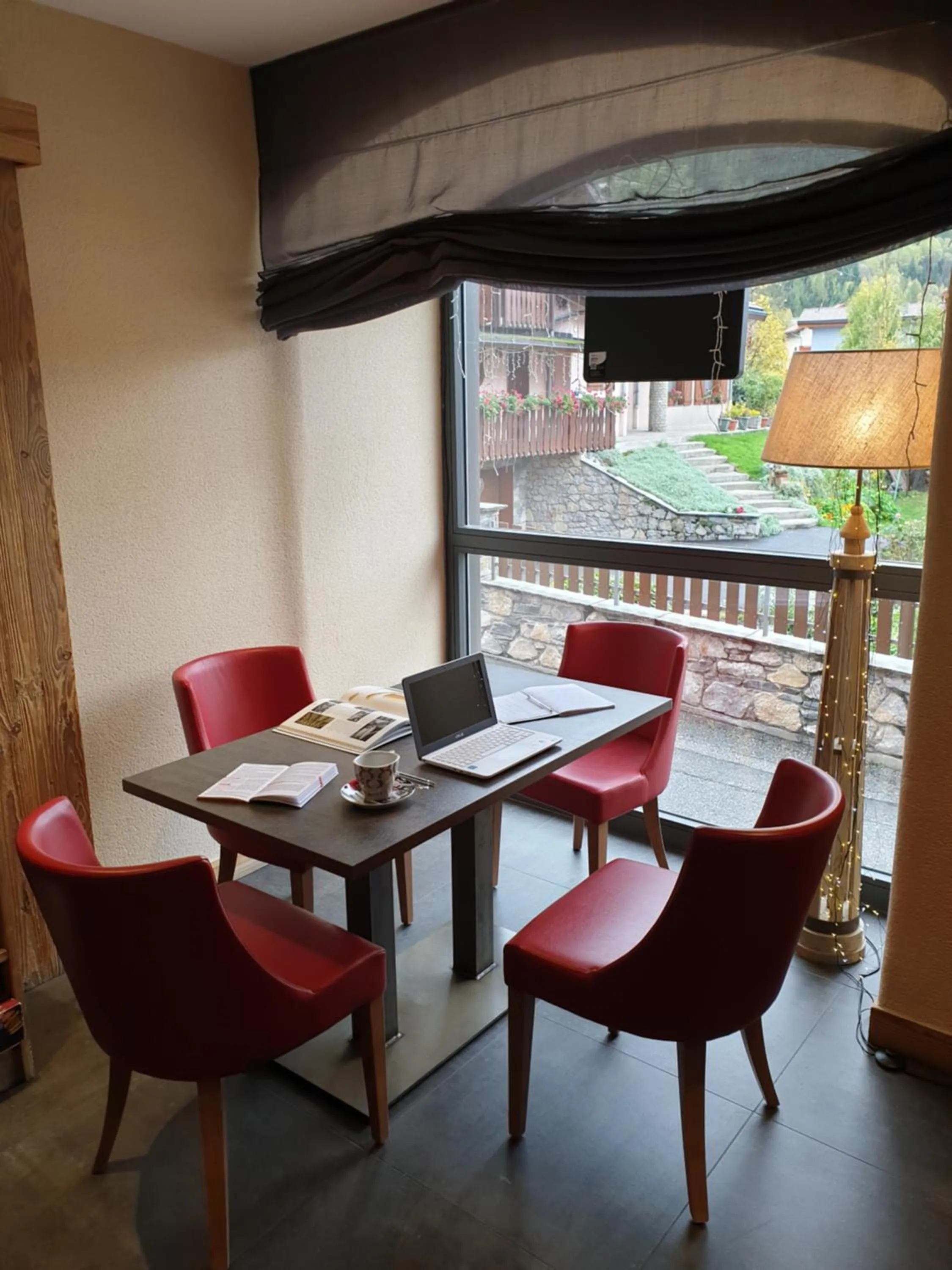 Seating area in Hotel L'alpin