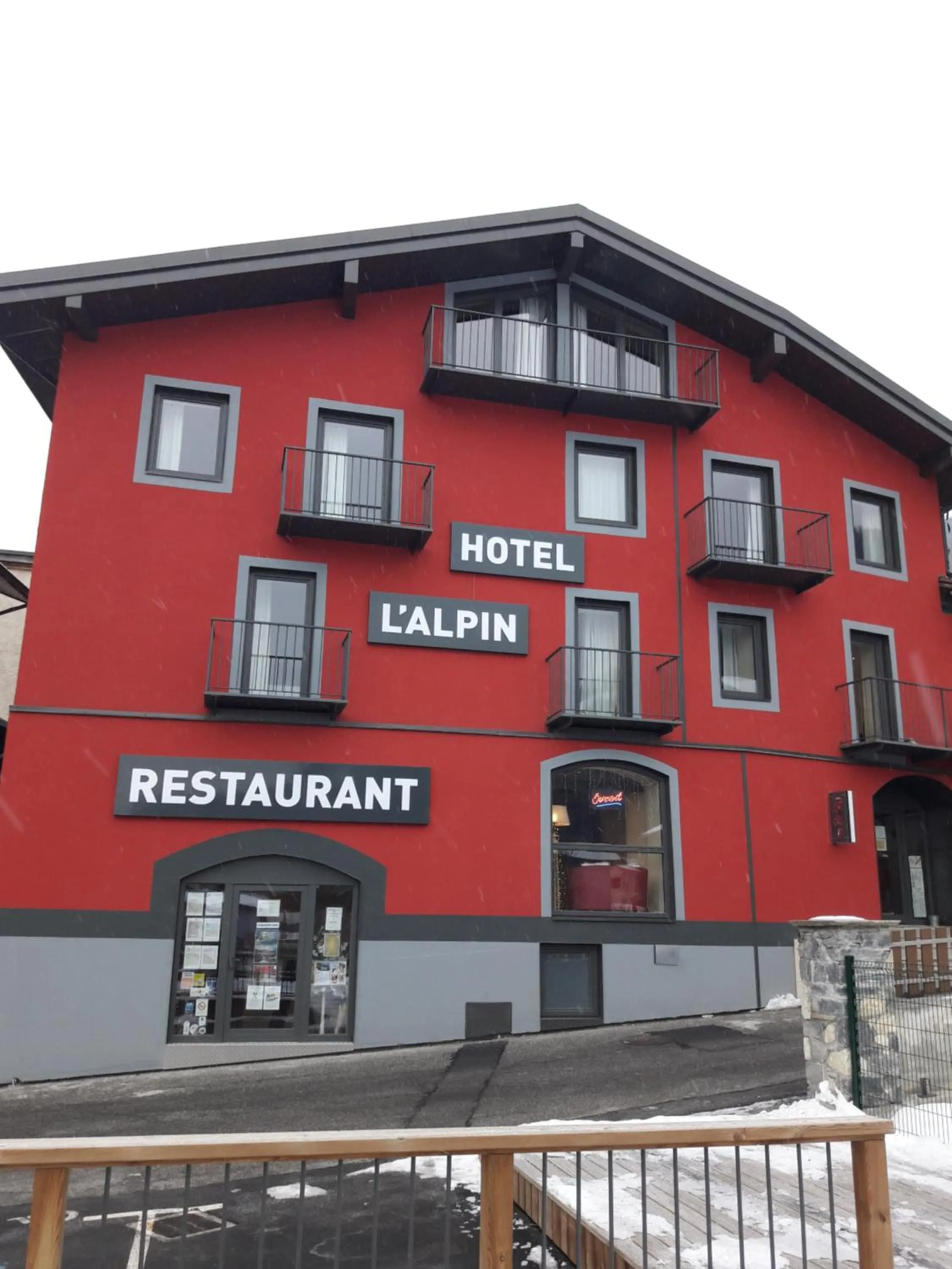 Facade/entrance in Hotel L'alpin