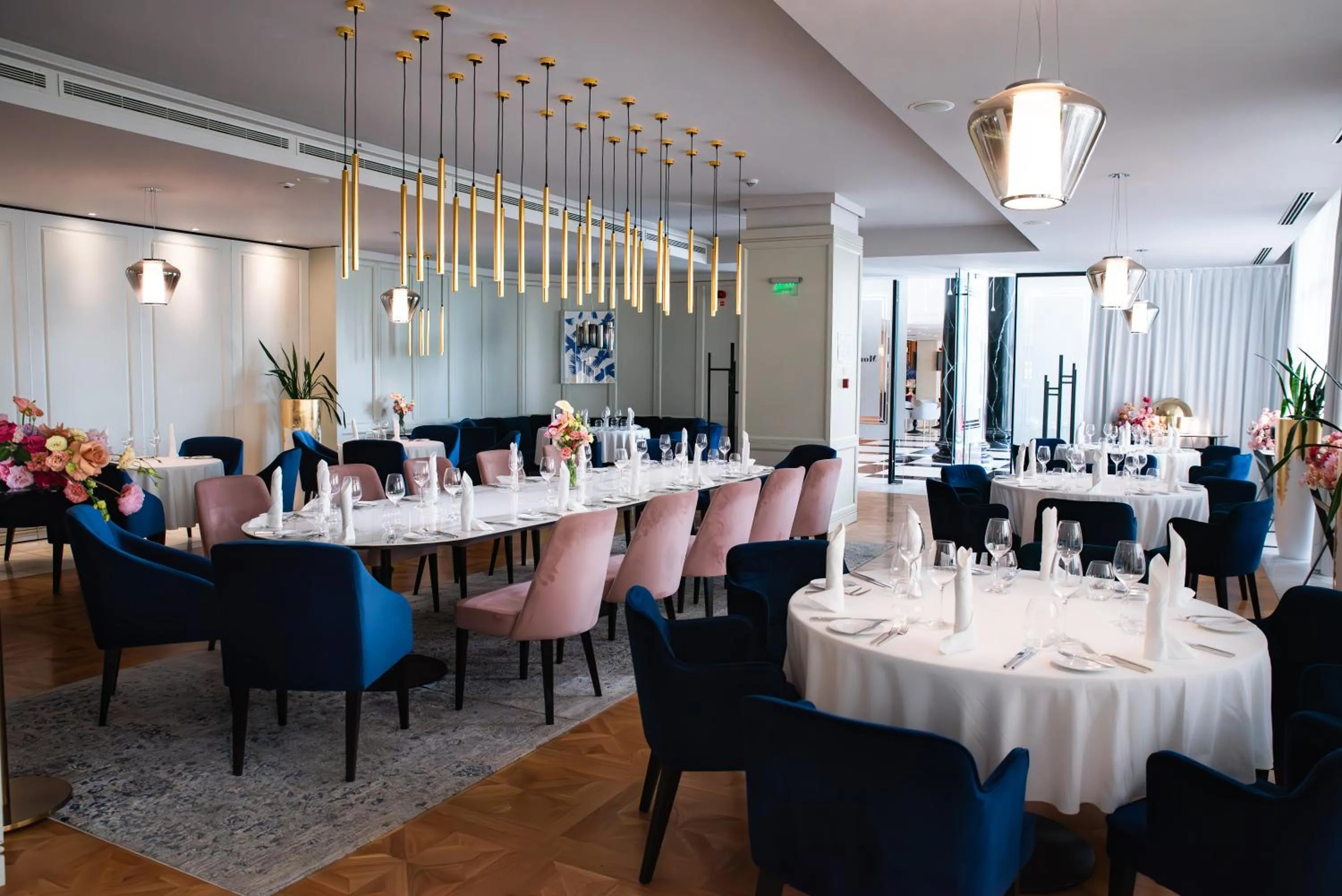 Restaurant/places to eat in Astor Garden Hotel