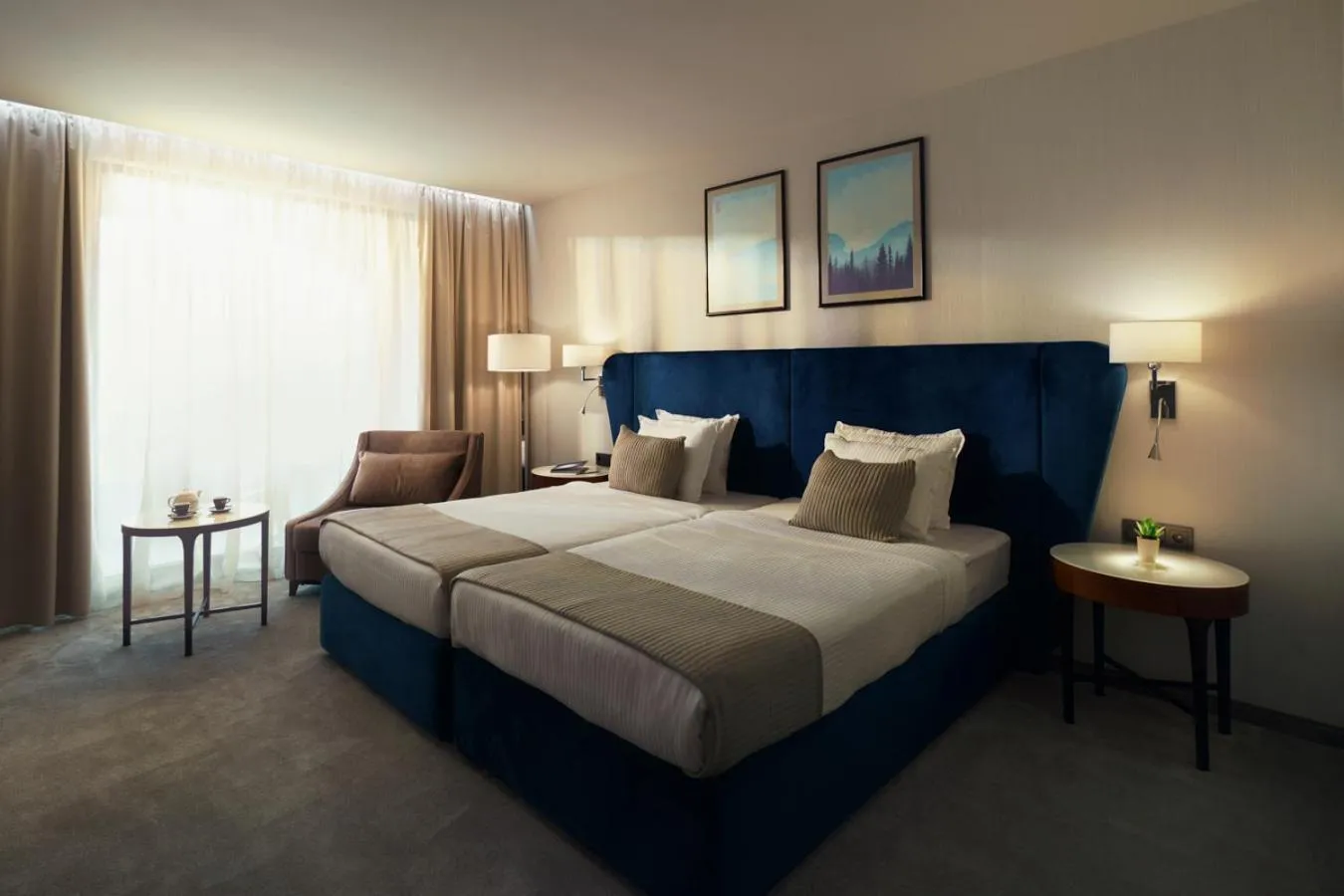 Bedroom, Bed in Astor Garden Hotel