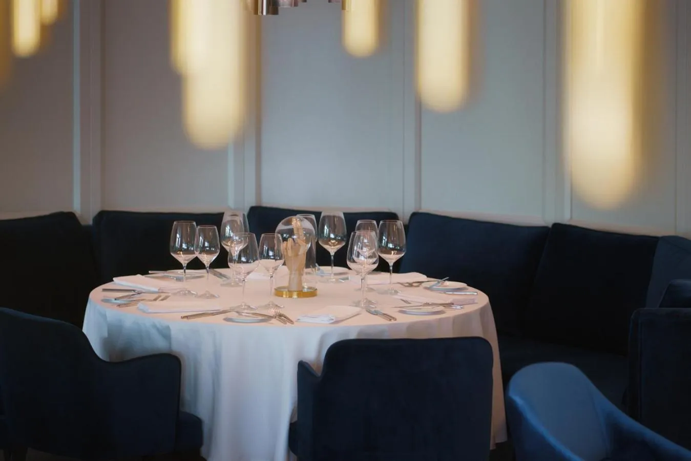 Restaurant/places to eat in Astor Garden Hotel