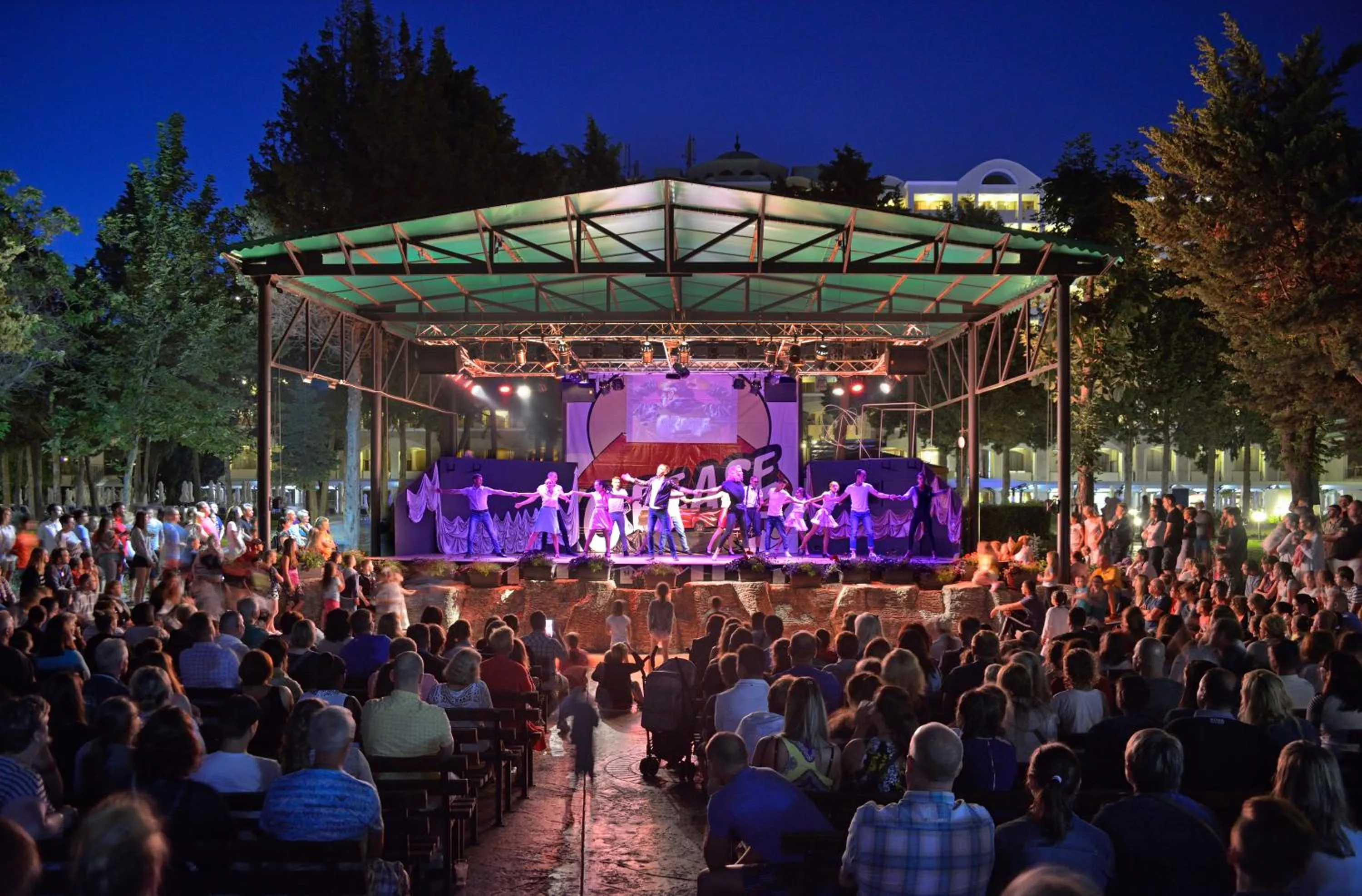 Evening entertainment in Sol Nessebar Palace All Inclusive