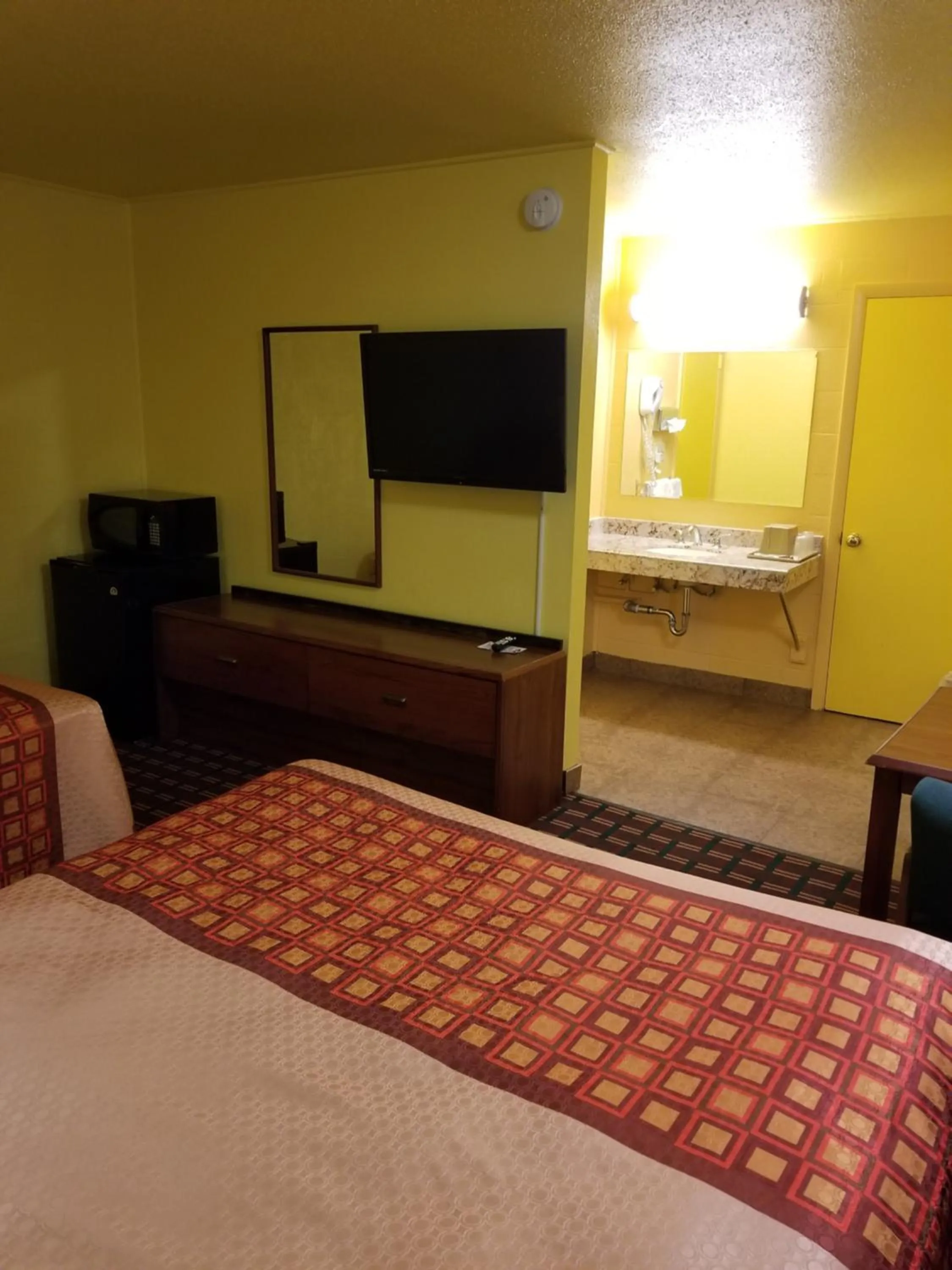 Bed in Motel 7 Rawlins