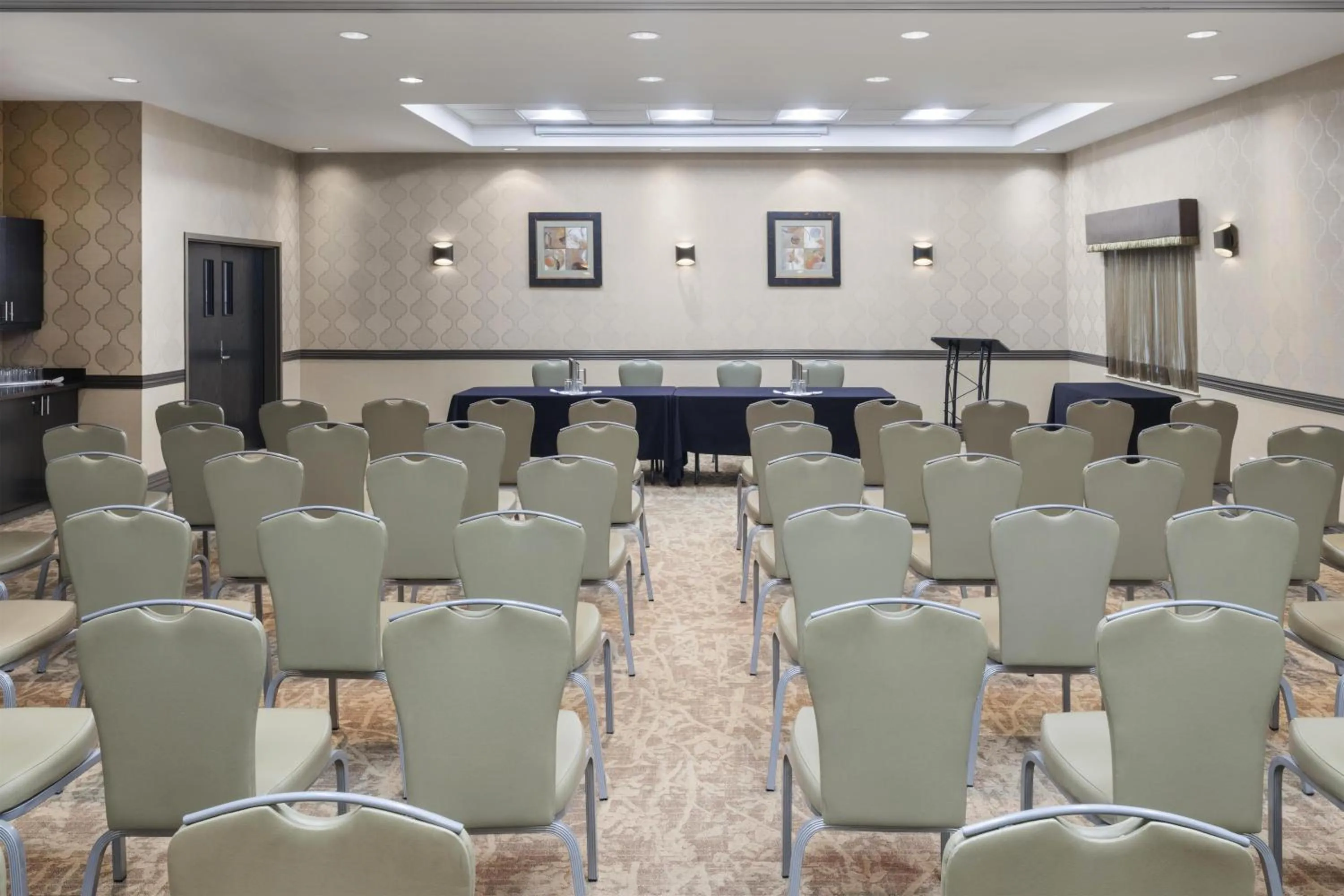 Meeting/conference room in Best Western Premier Freeport Inn Calgary Airport
