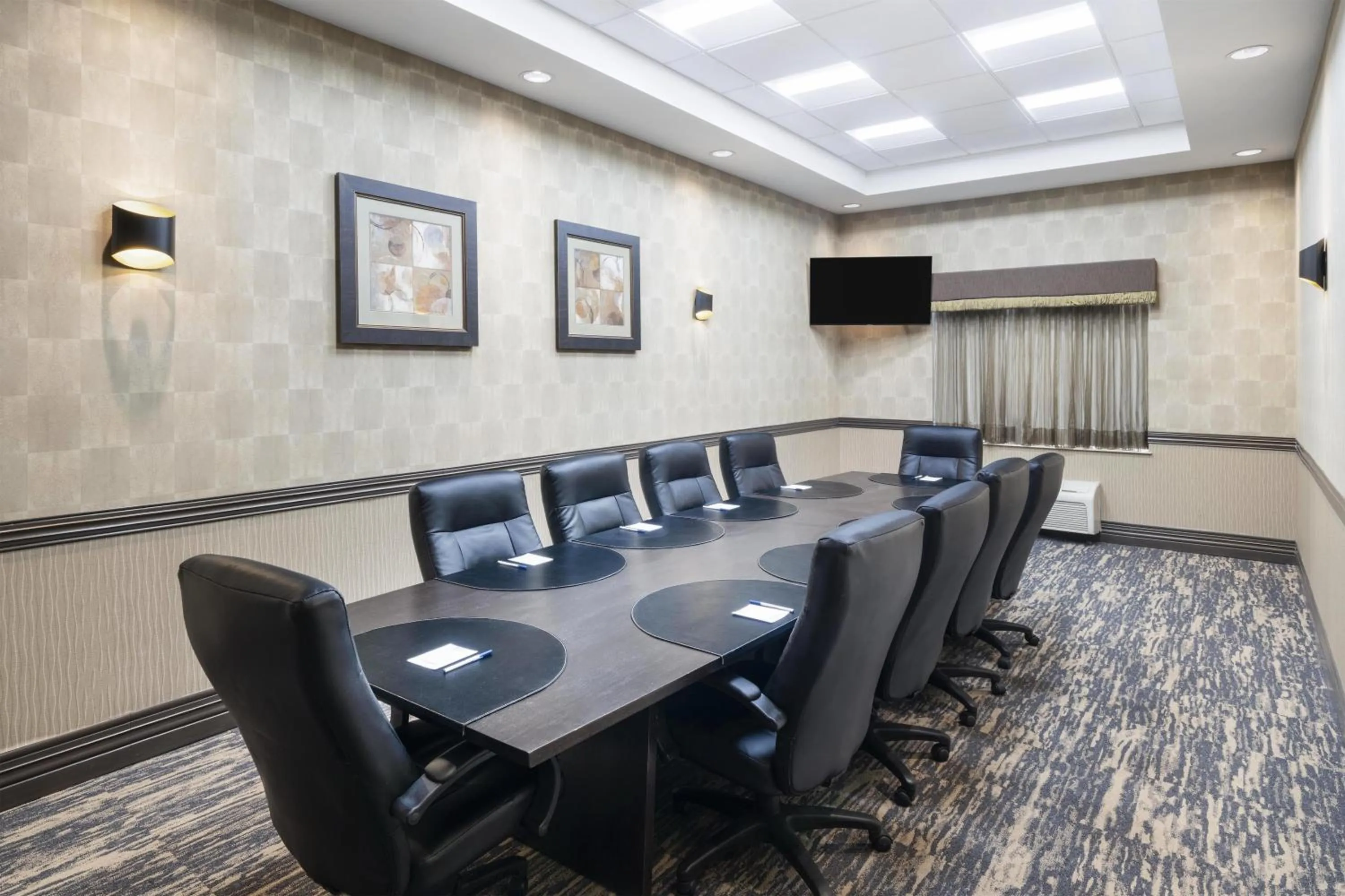 Meeting/conference room in Best Western Premier Freeport Inn Calgary Airport