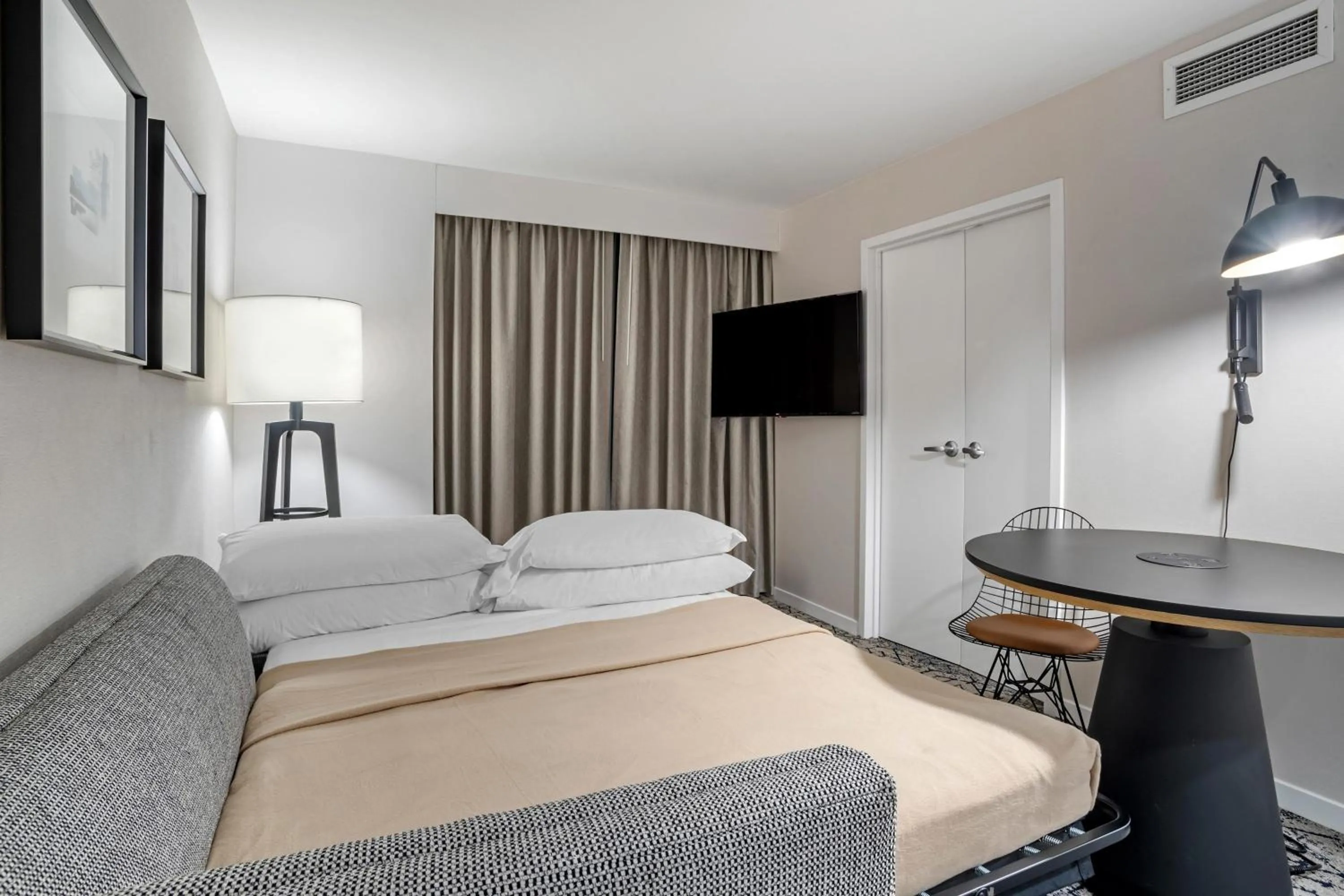 Photo of the whole room, Bed in Sheraton Suites Old Town Alexandria