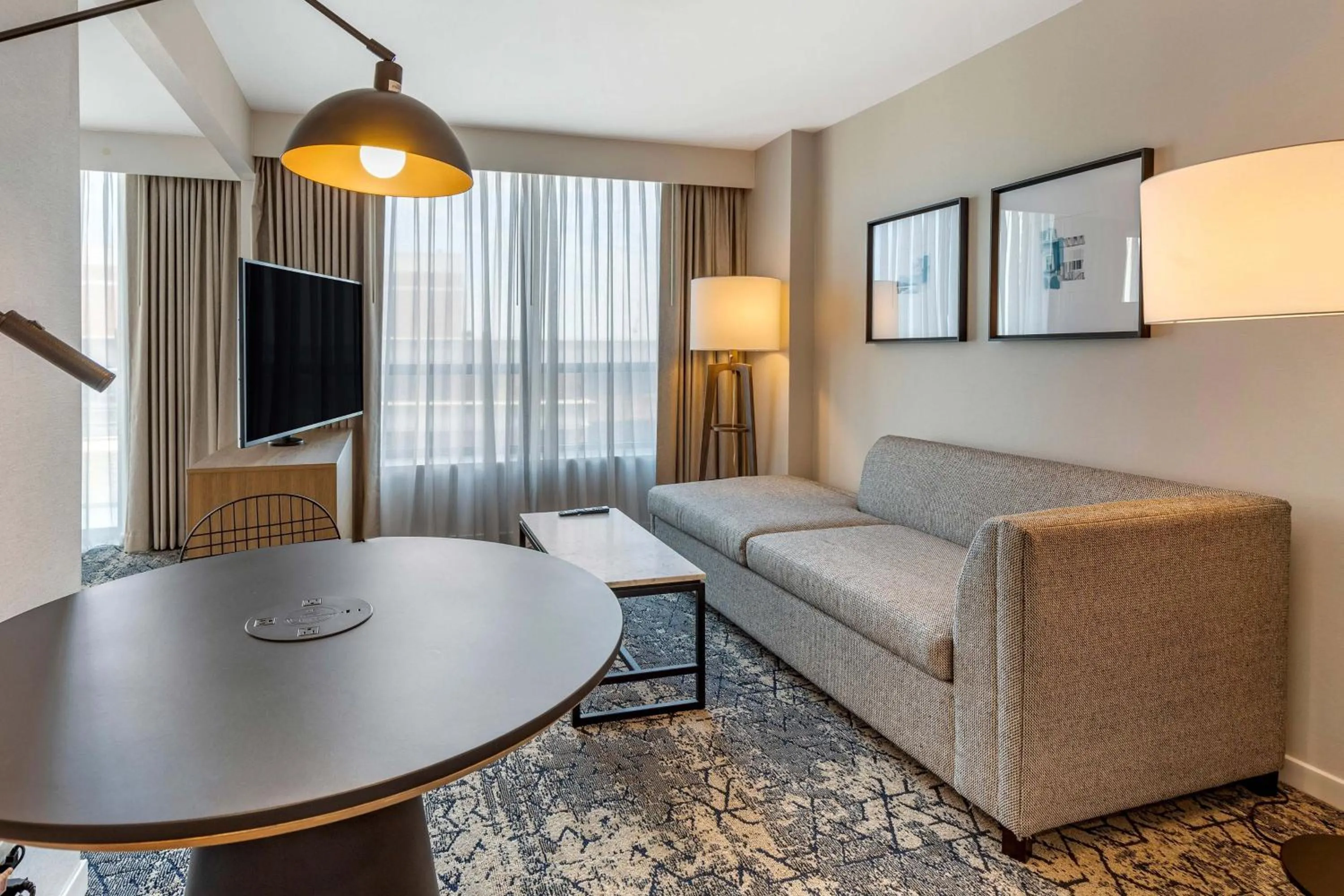 Living room, Bed in Sheraton Suites Old Town Alexandria