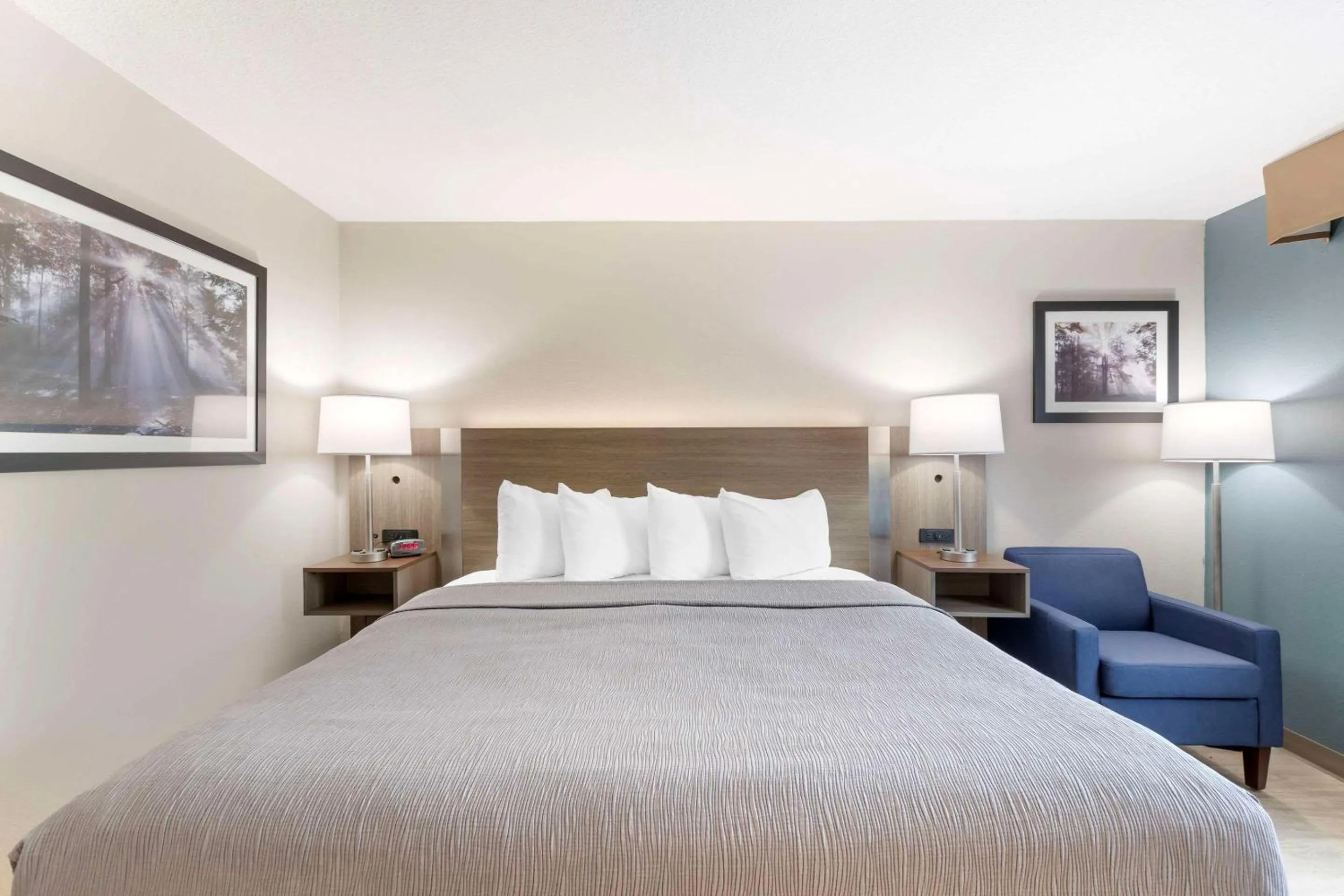 Bedroom, Bed in Quality Inn Newton at I-80