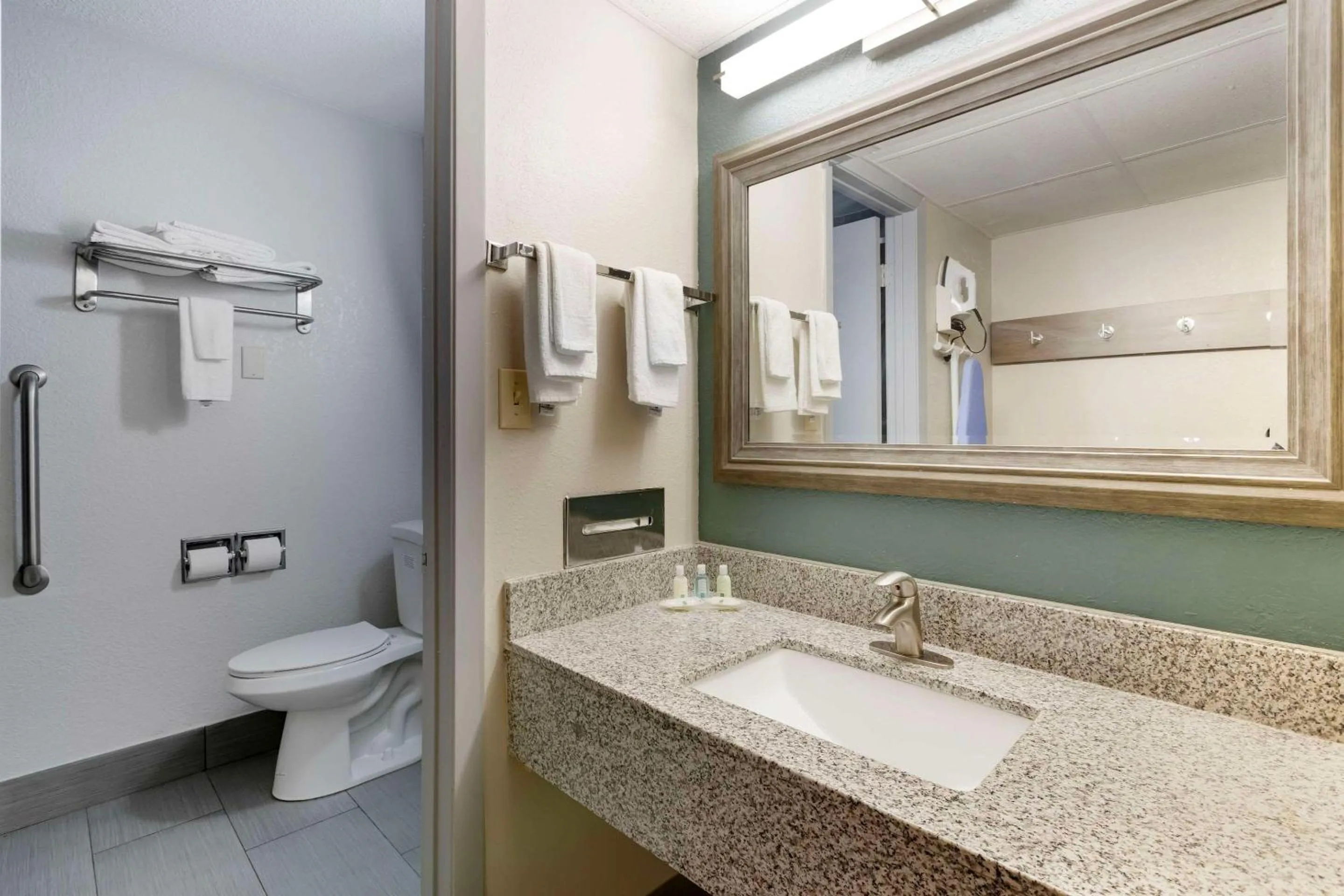 Bedroom in Quality Inn Newton at I-80