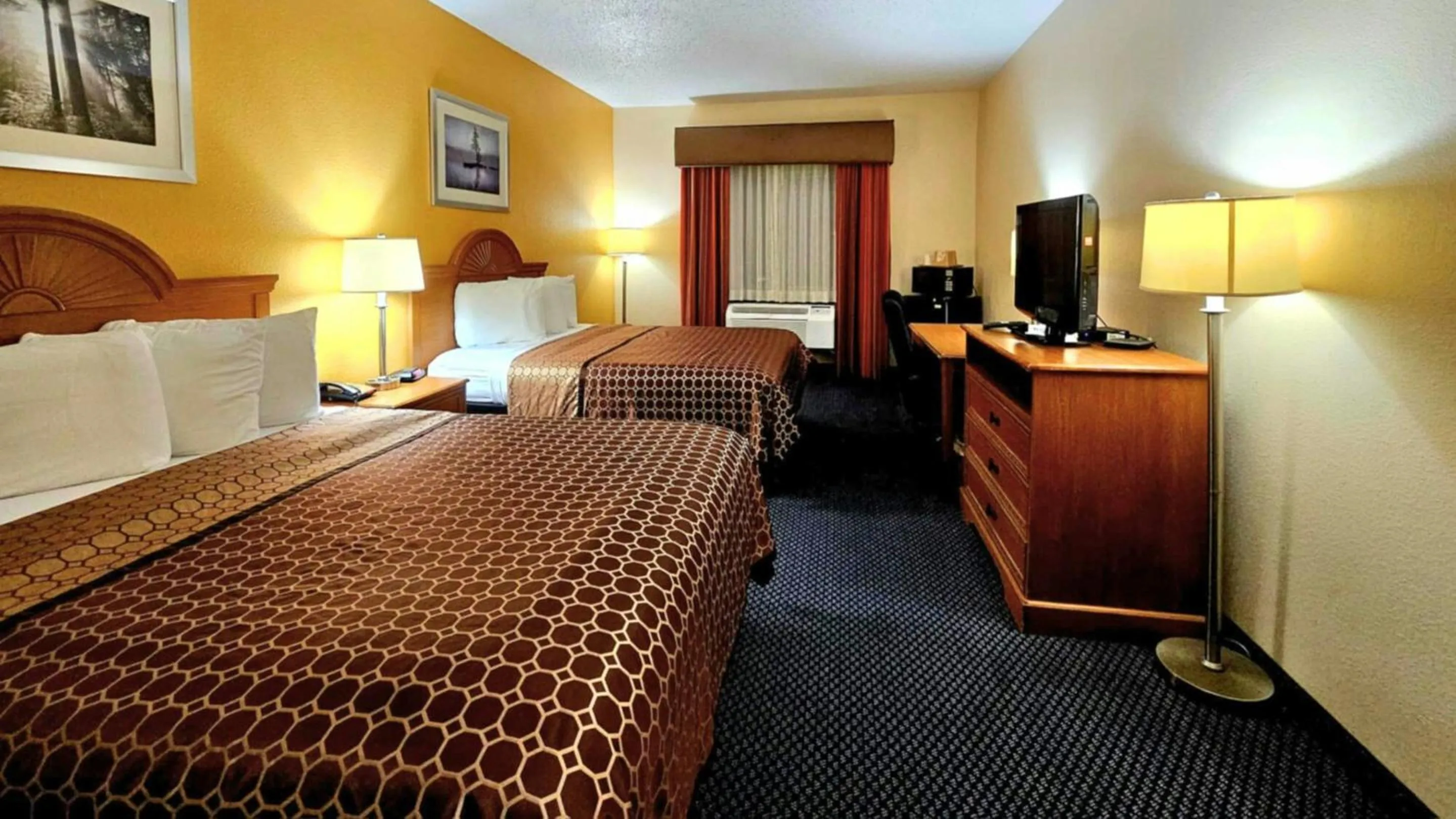 Facade/entrance, Bed in Magnuson Hotel Sand Springs – Tulsa West