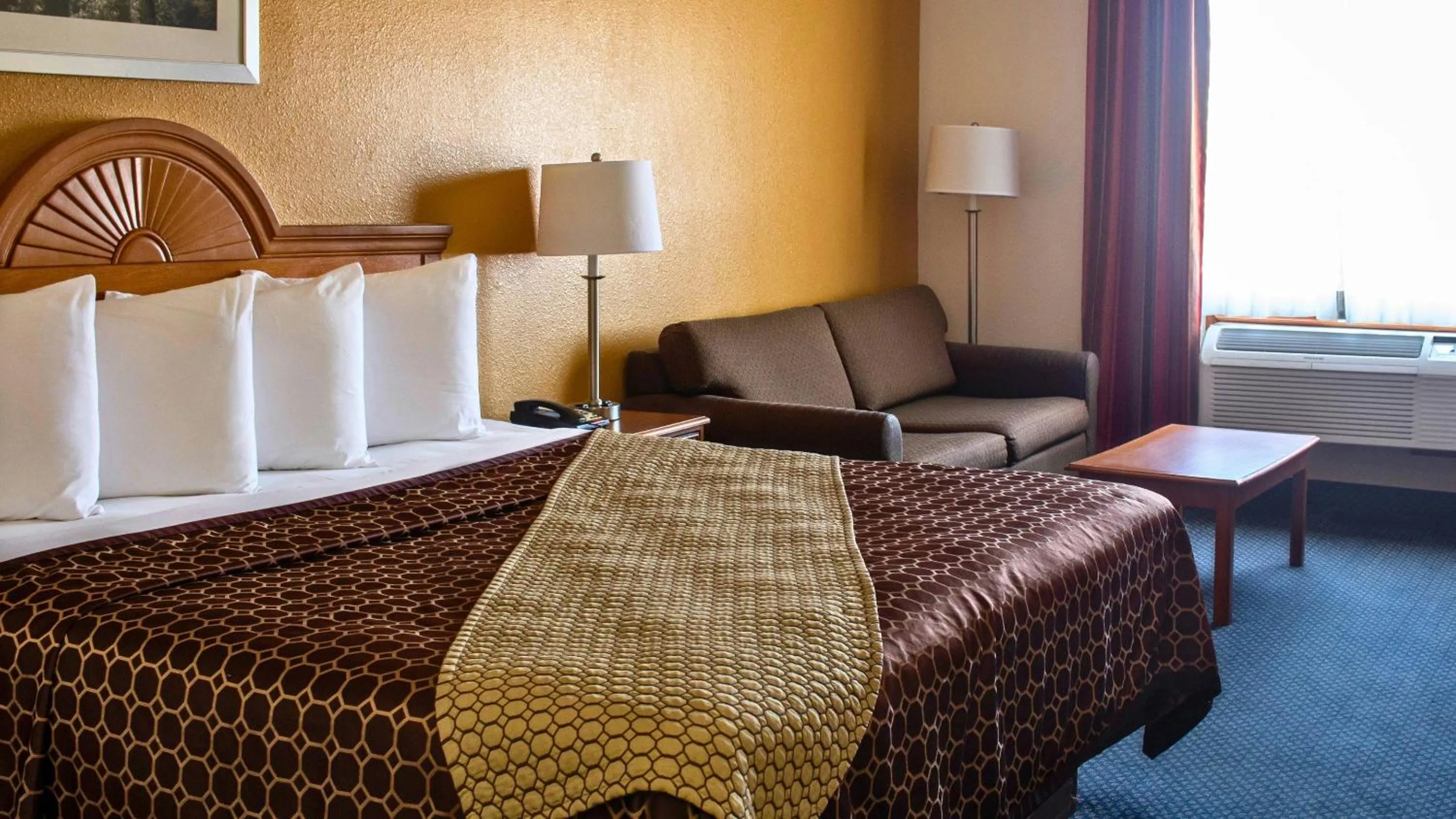 Facade/entrance, Bed in Magnuson Hotel Sand Springs – Tulsa West