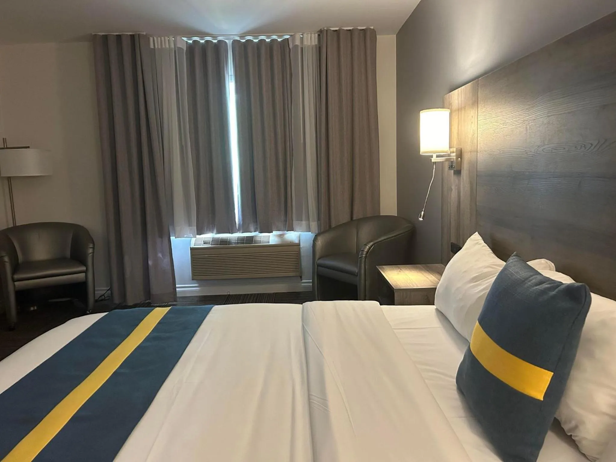 Bed in Hôtel Énergie Shawinigan