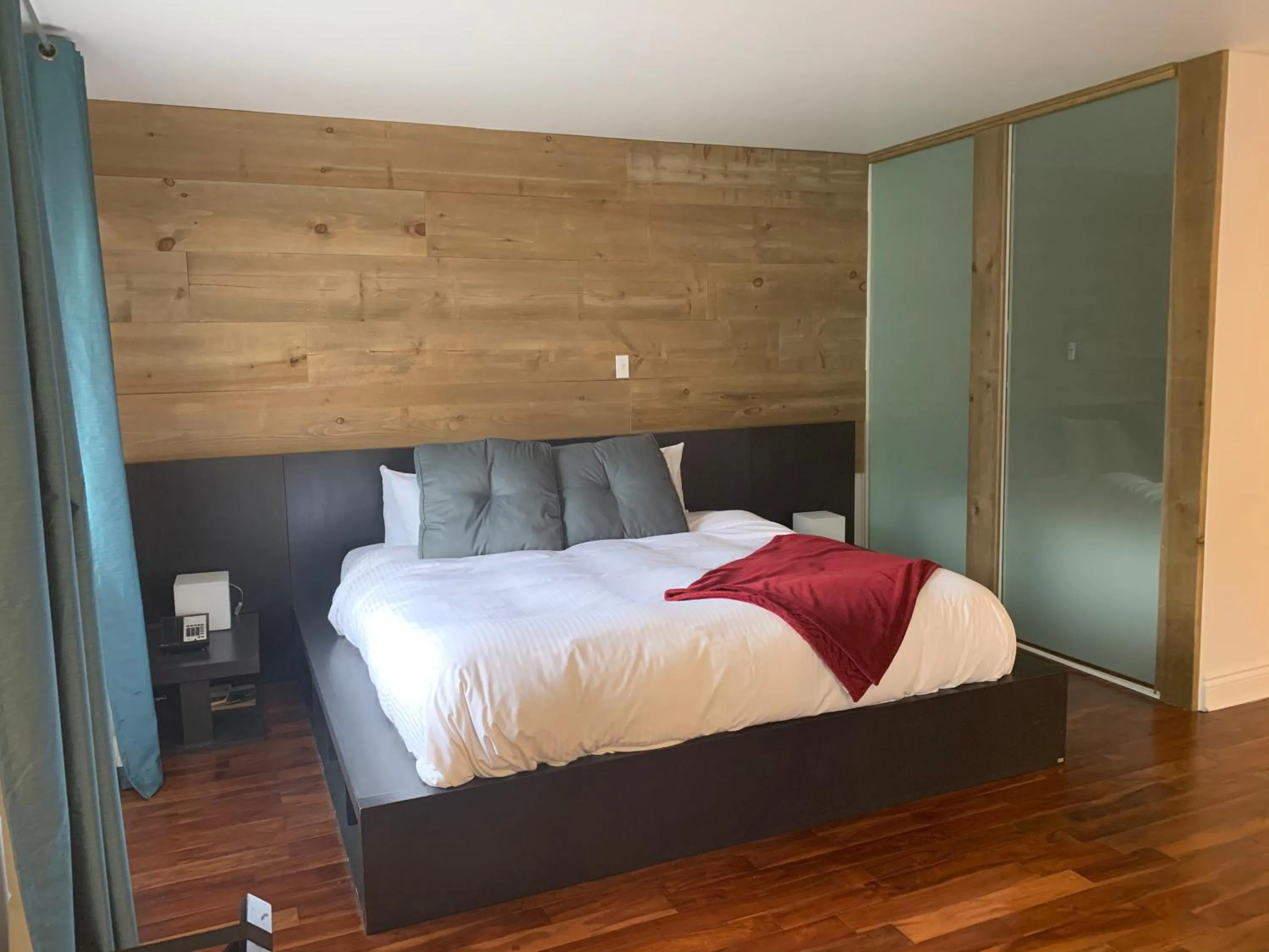 Bed in Hôtel Énergie Shawinigan