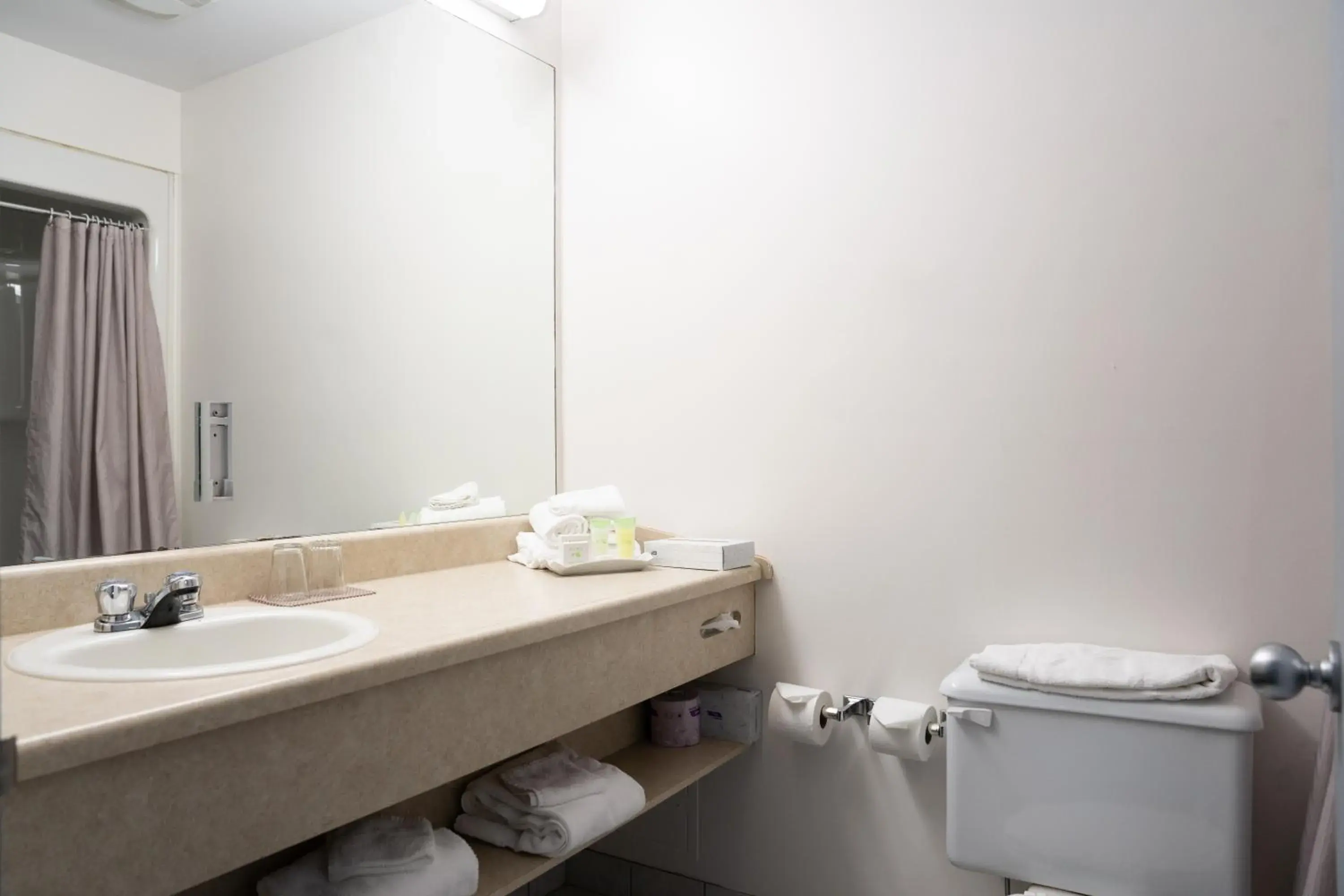 Queen Room with Two Queen Beds in Hôtel Énergie Shawinigan Queen Room with Two Queen Beds in Hôtel Énergie Shawinigan