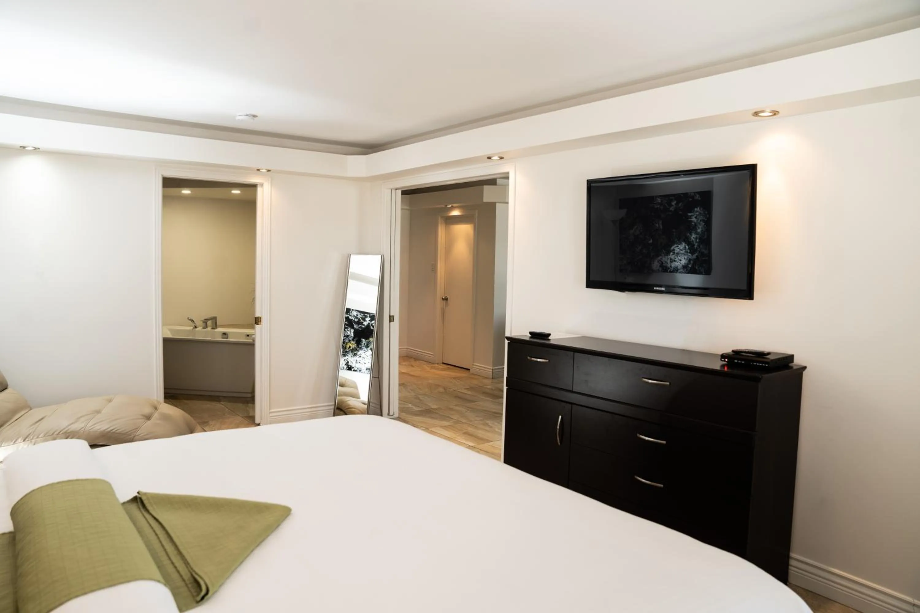 Bed in Hôtel Énergie Shawinigan