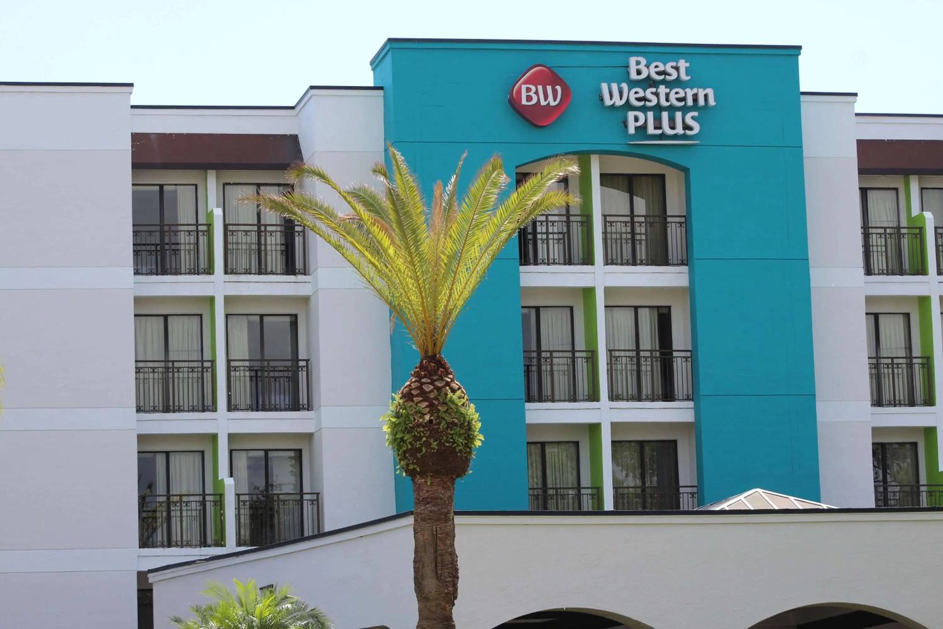 Property building in Best Western Plus Deerfield Beach Hotel & Suites