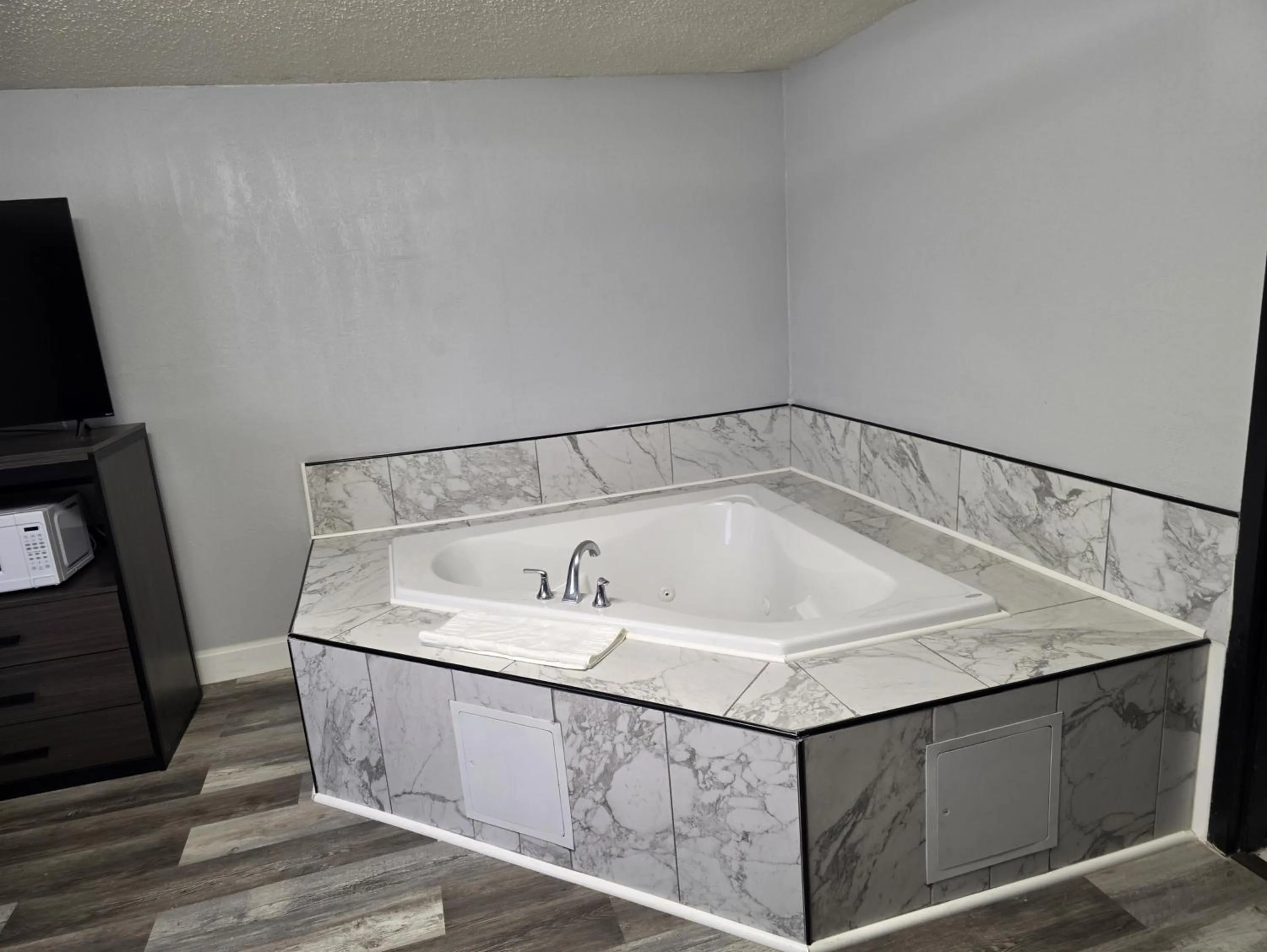 Bath in Boulevard Inn