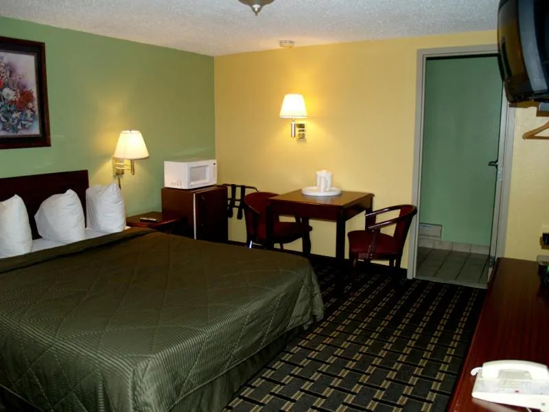 Queen Room - Non-Smoking in Boulevard Inn