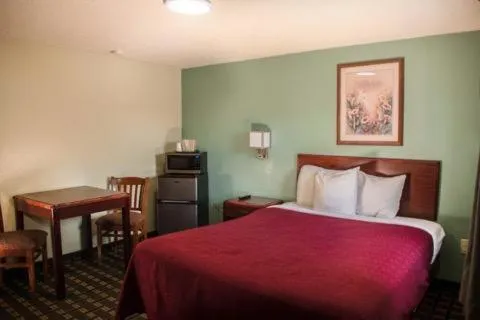 Queen Room - Smoking in Boulevard Inn