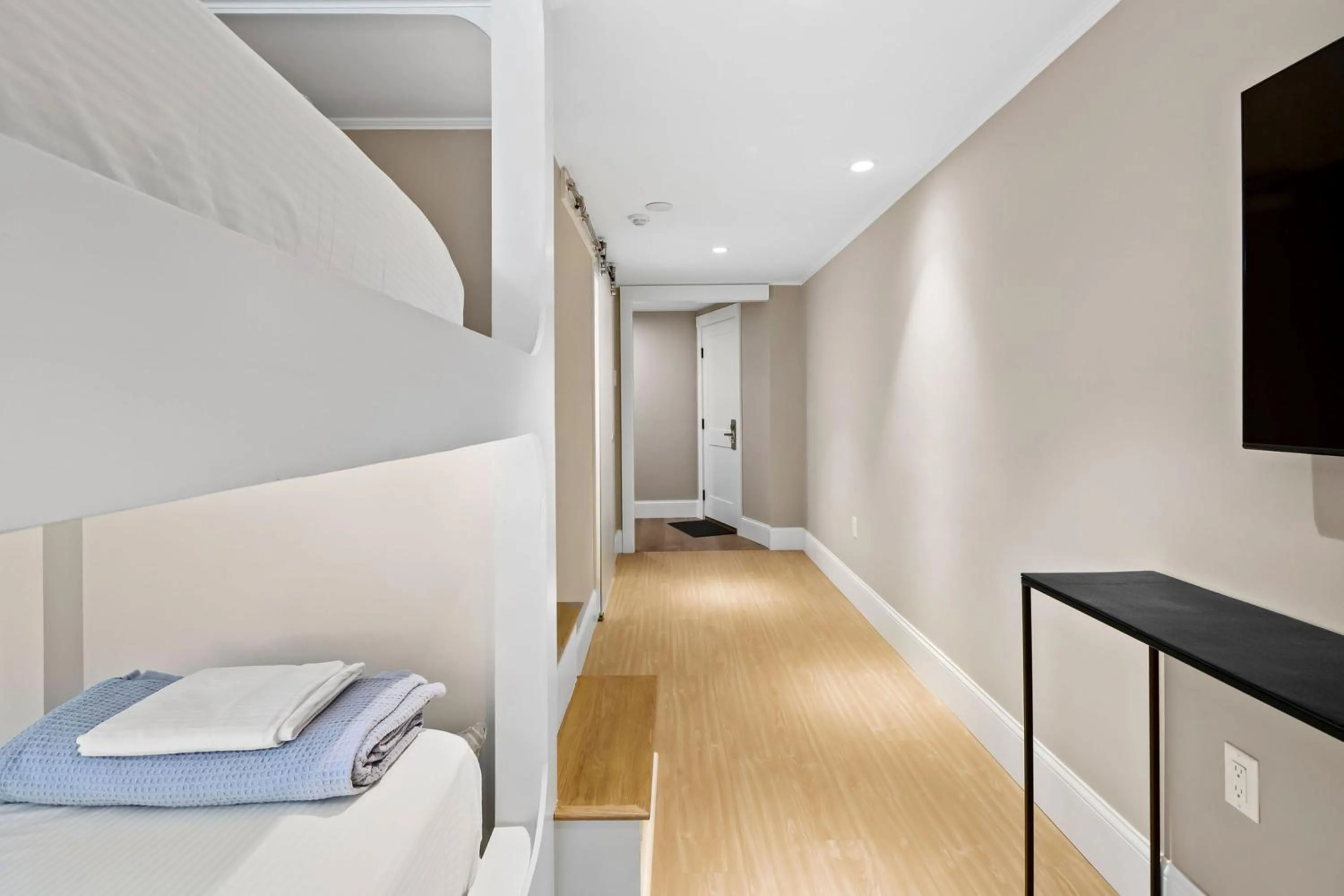 Bed in Pelham on Main