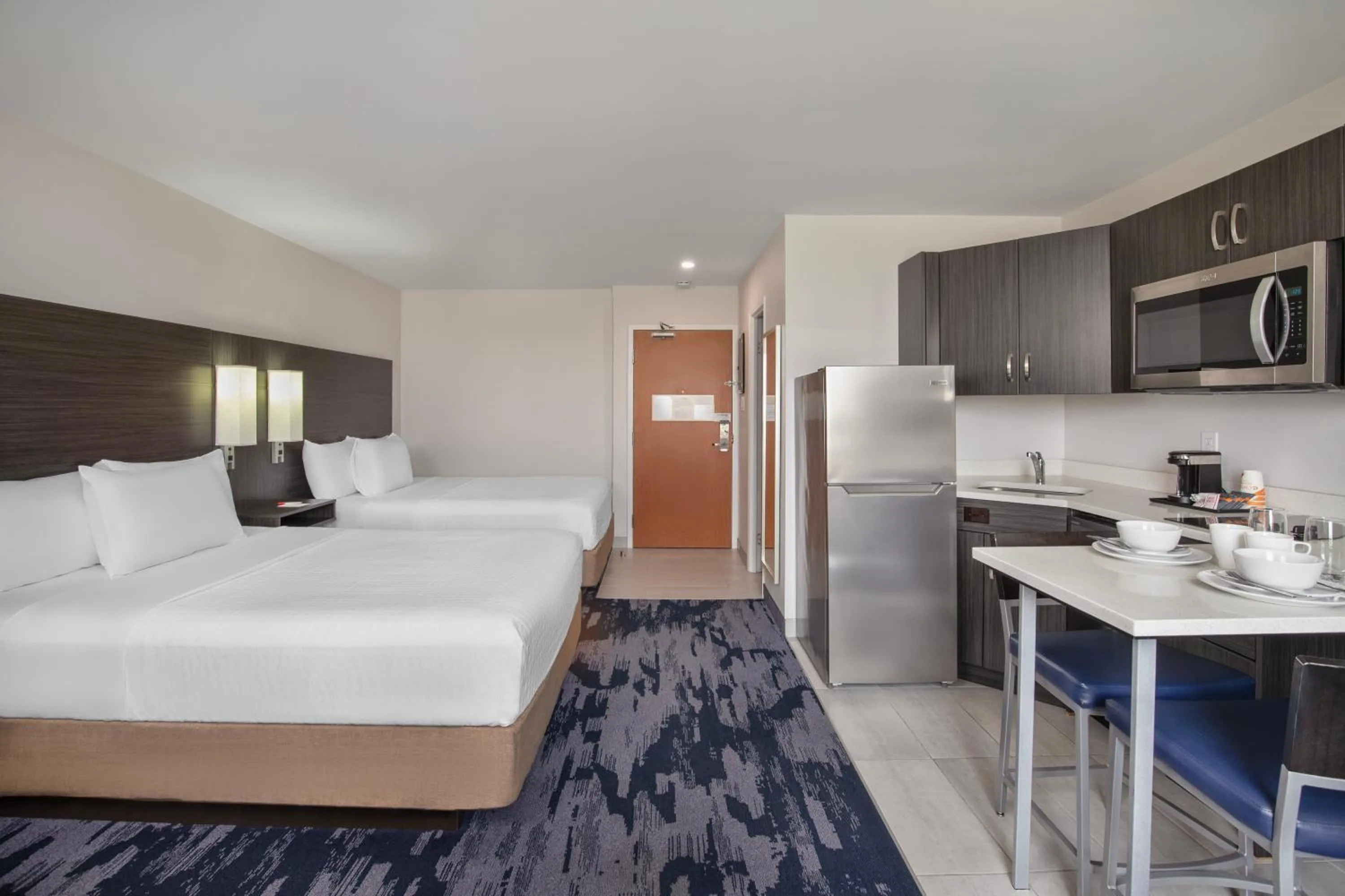 Kitchen or kitchenette, Bed in Quality Inn & Suites