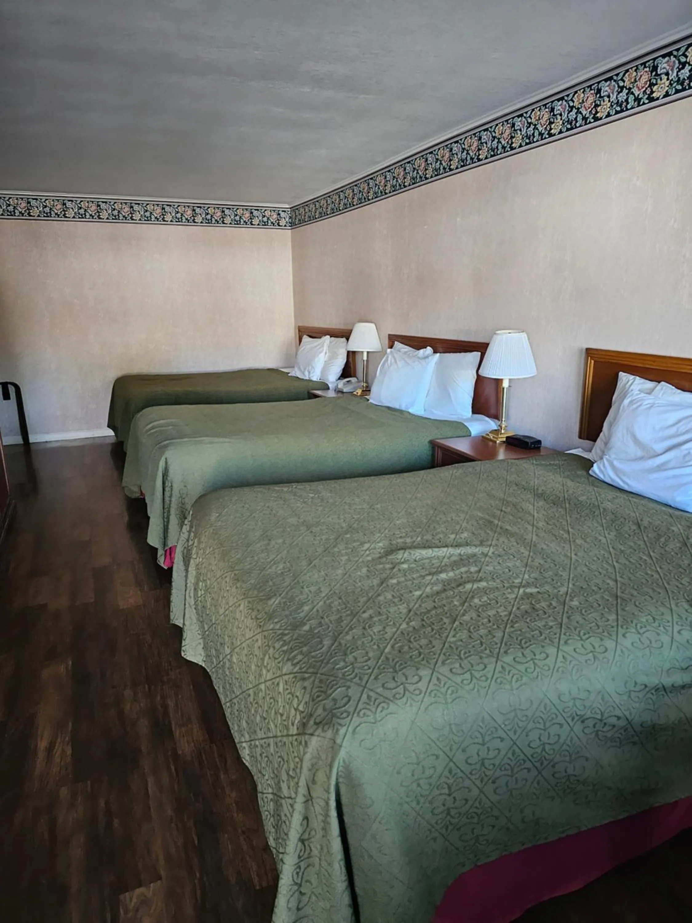 Bed in Americas Best Value Inn Mackinaw City