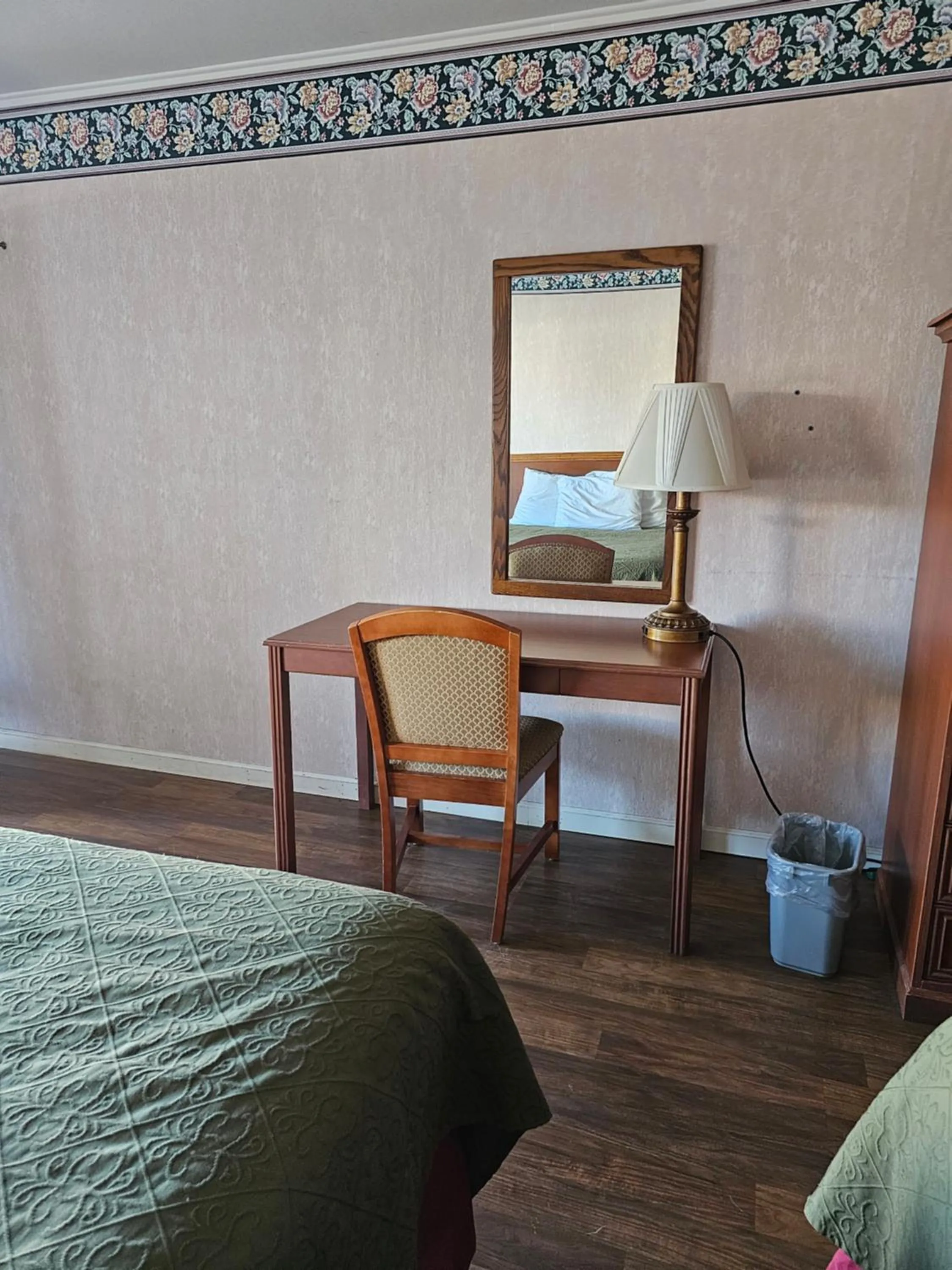 Bed in Americas Best Value Inn Mackinaw City