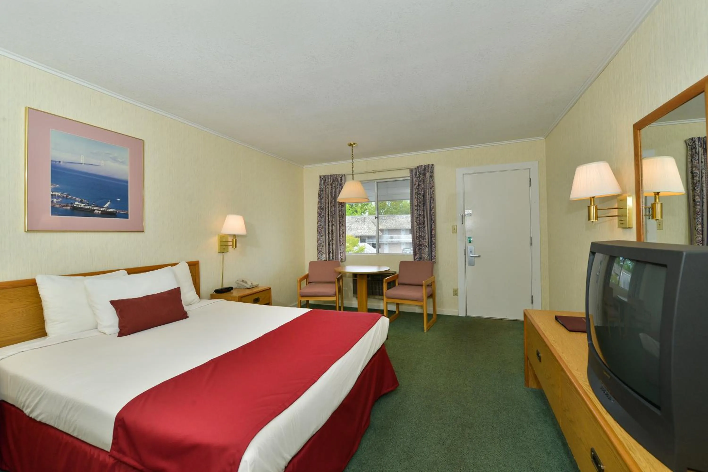 Bedroom, Bed in Americas Best Value Inn Mackinaw City
