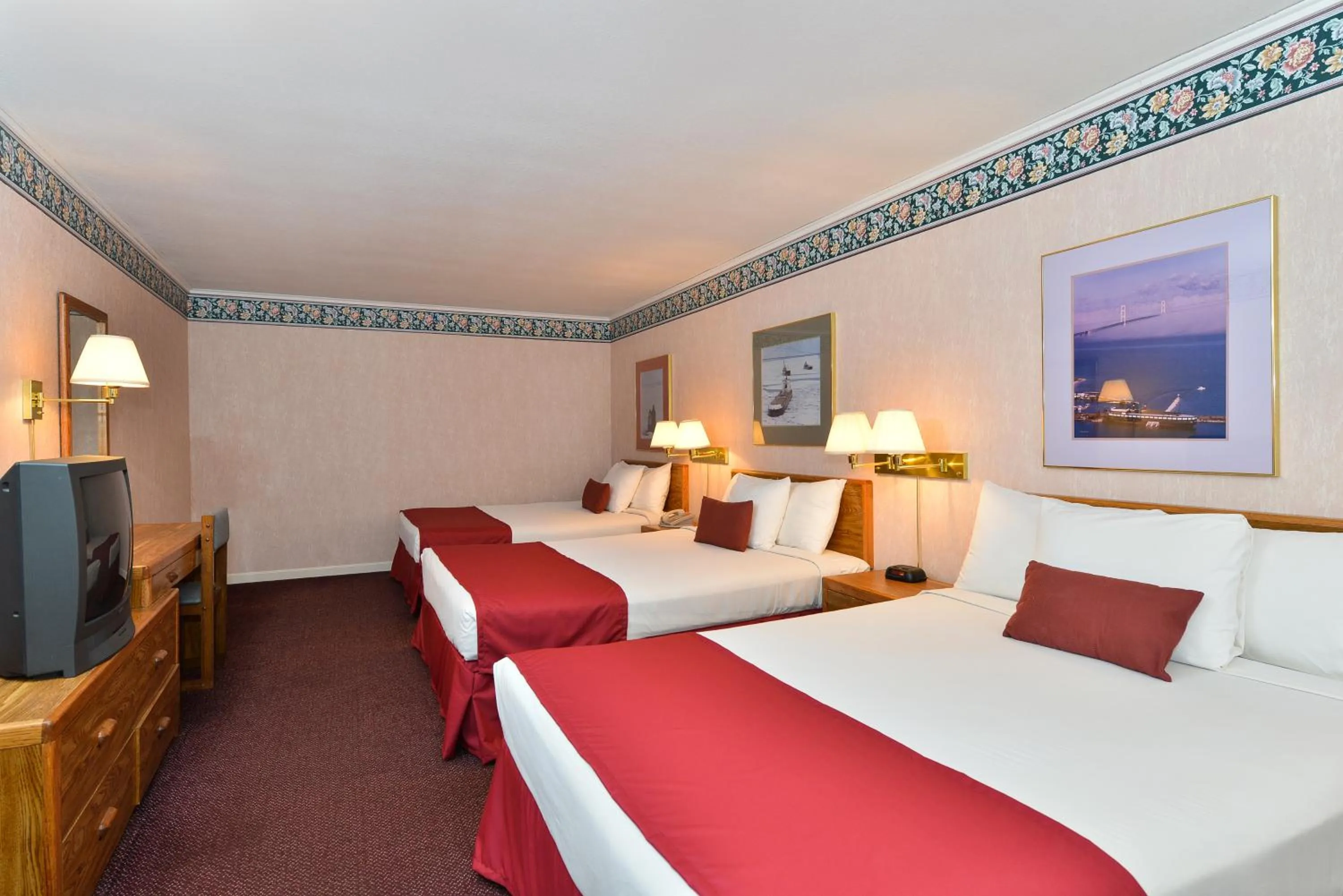 Bedroom, Bed in Americas Best Value Inn Mackinaw City