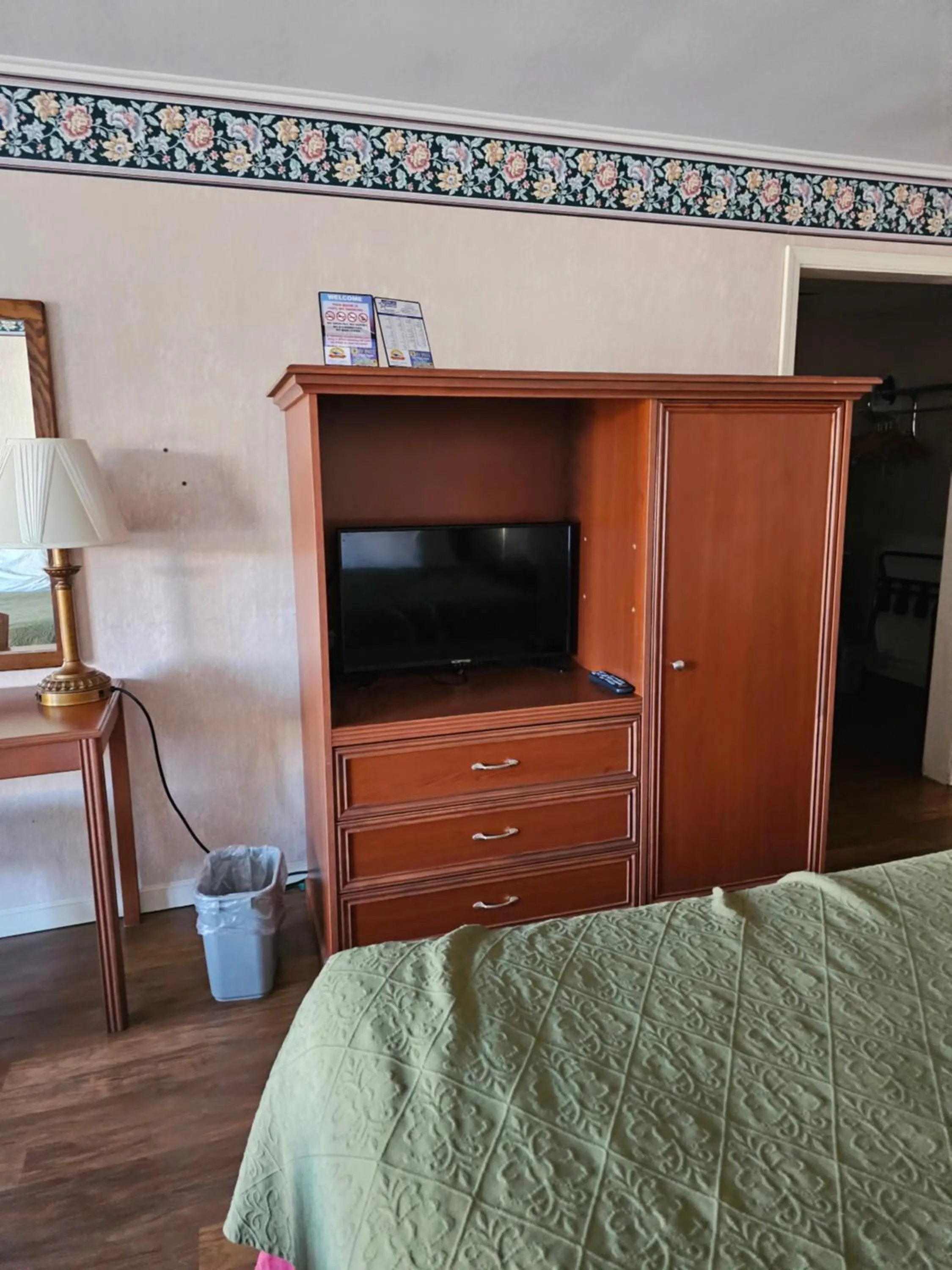 Bed in Americas Best Value Inn Mackinaw City