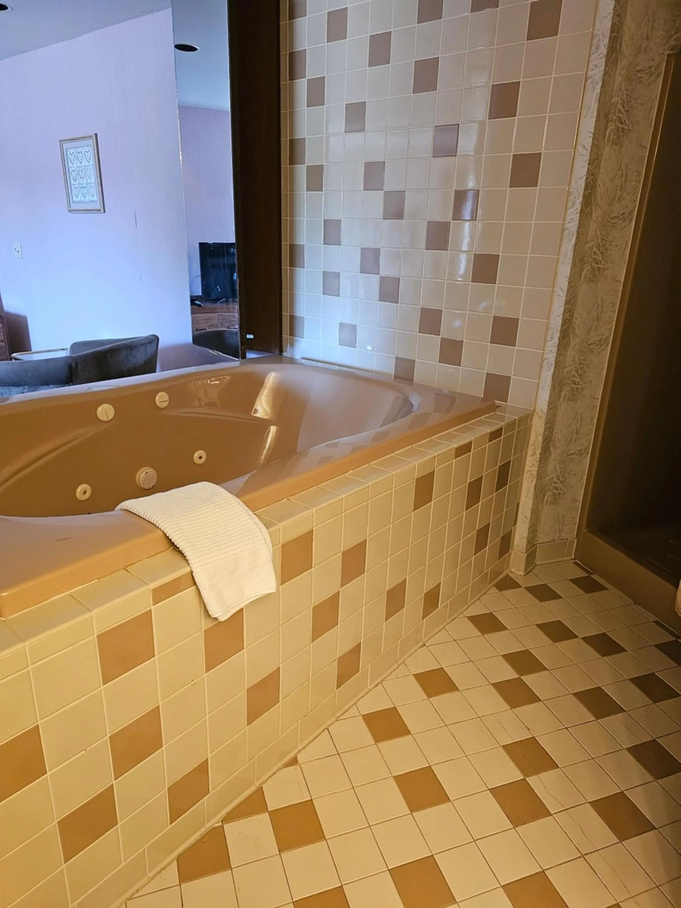 Bath in Americas Best Value Inn Mackinaw City