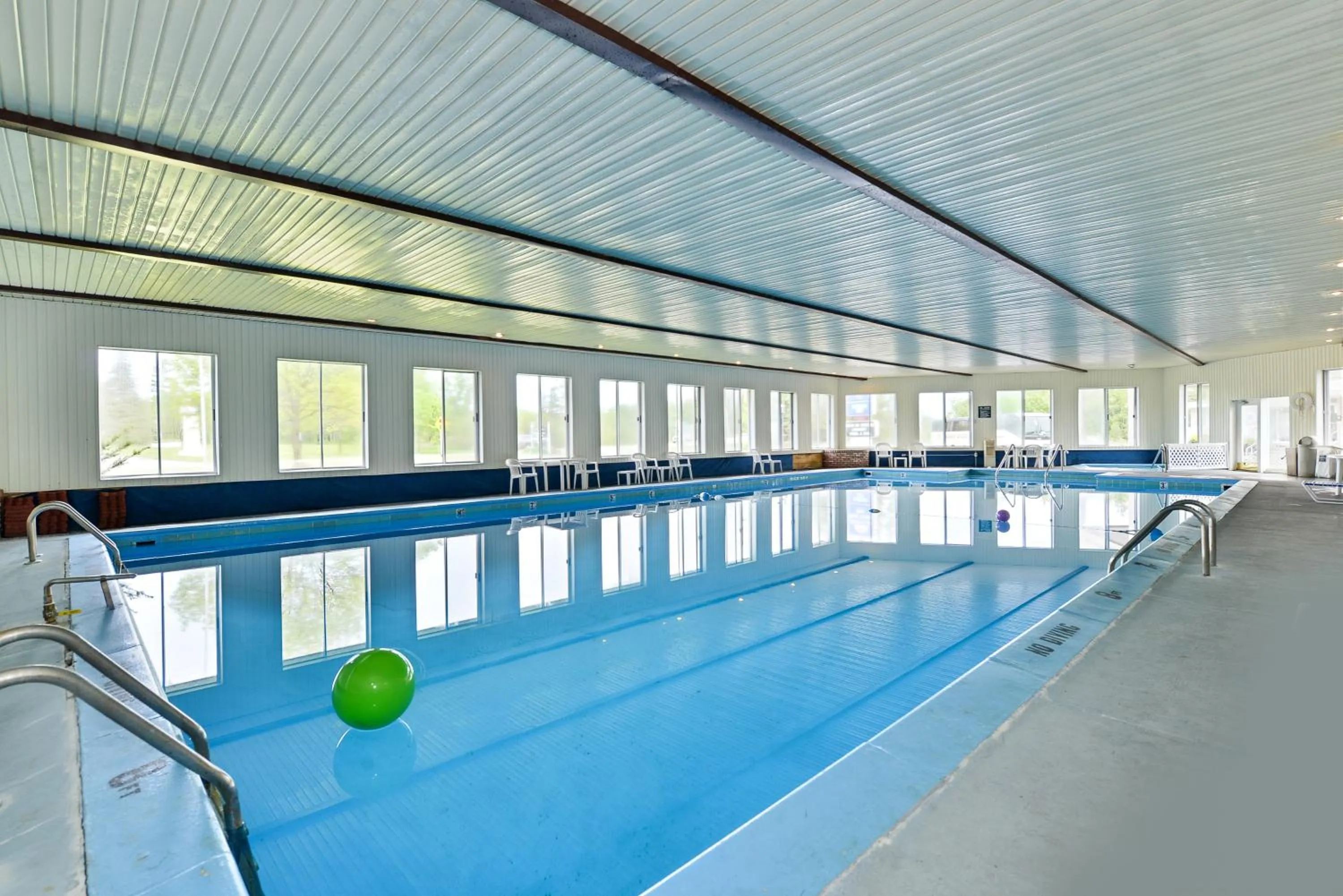 Swimming pool in Americas Best Value Inn Mackinaw City