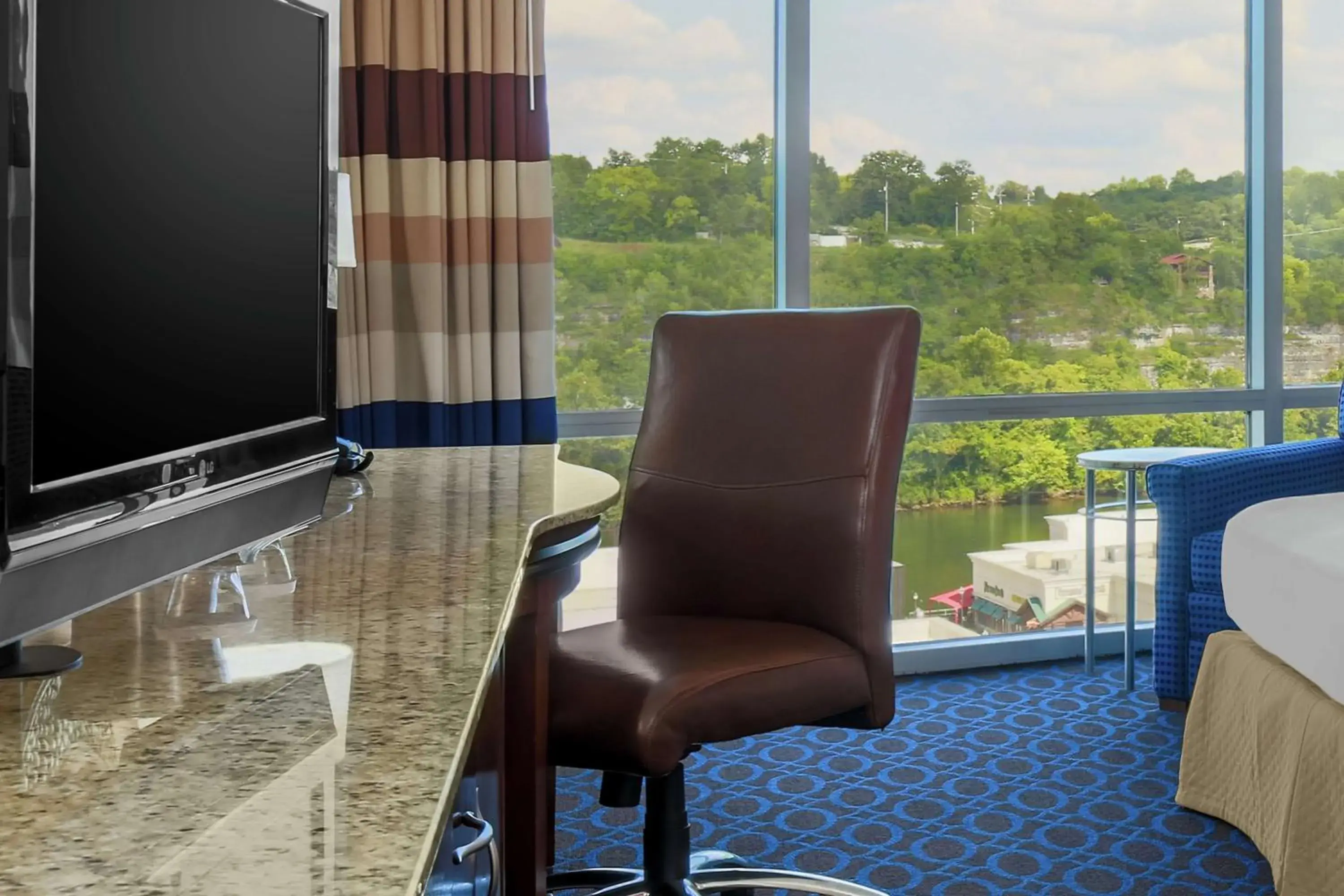 Queen Room with Two Queen Beds and Partial Lake View in Hilton Branson Convention Center Queen Room with Two Queen Beds and Partial Lake View in Hilton Branson Convention Center