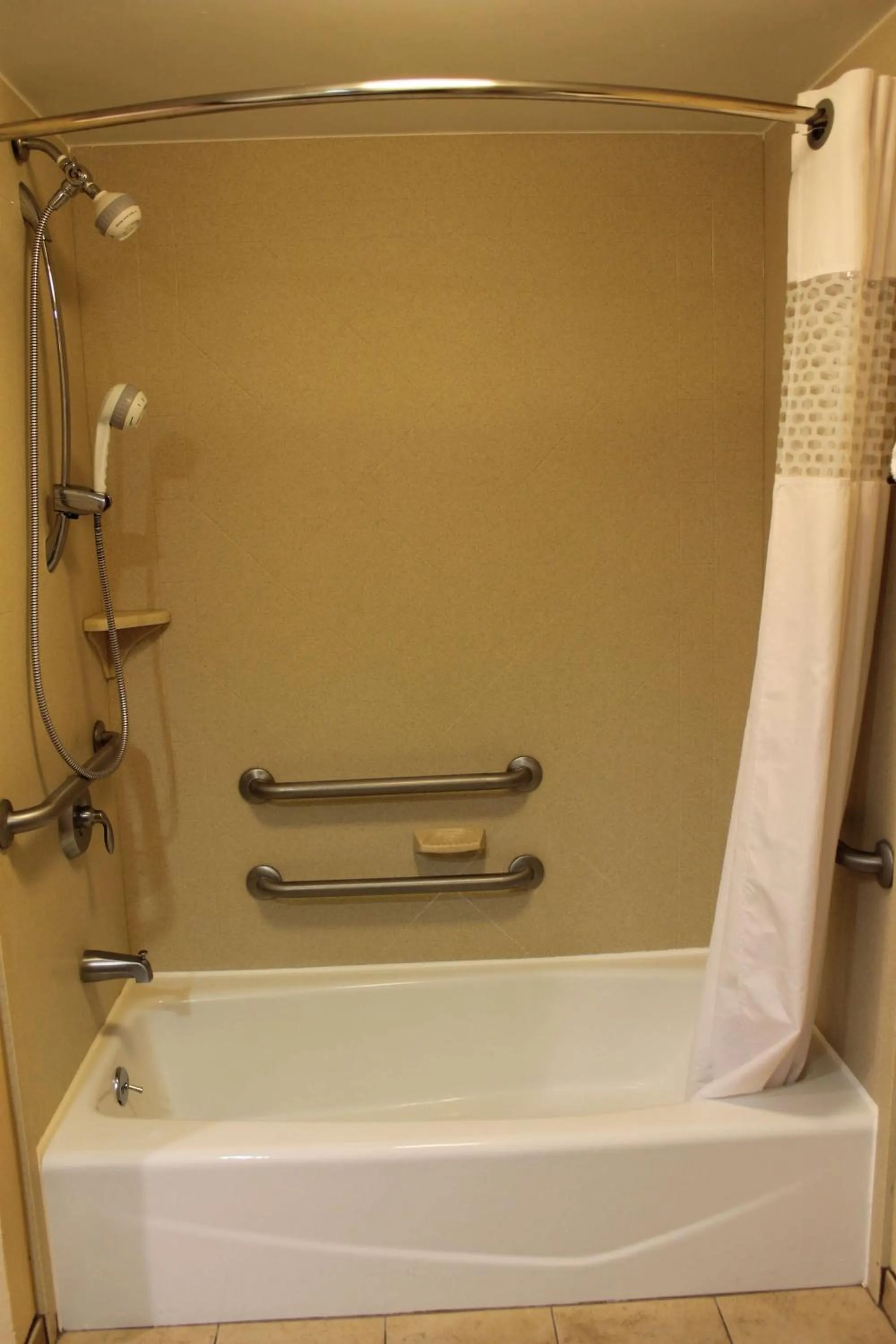 Bathroom in Hampton Inn Gettysburg