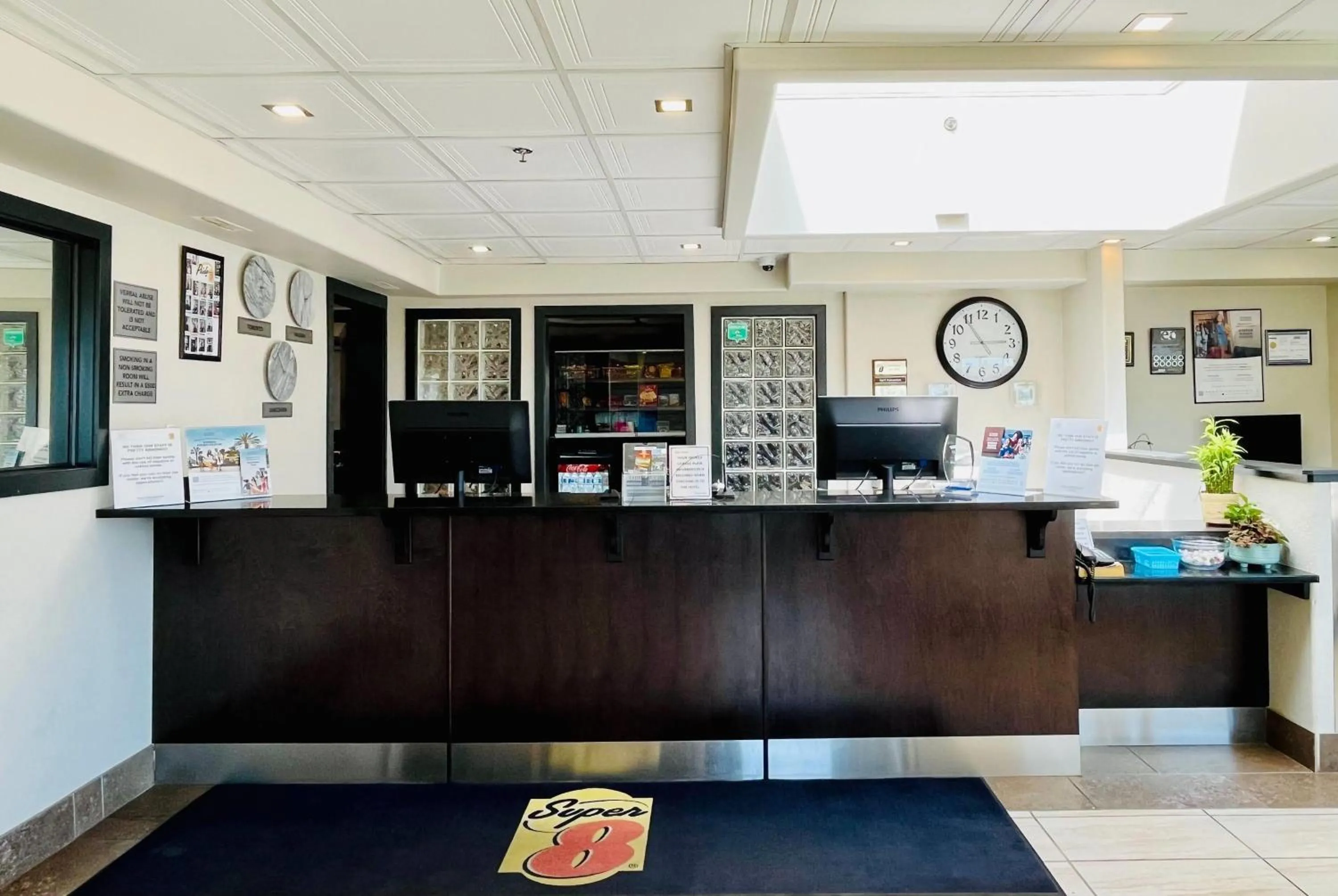 Lobby or reception in Super 8 by Wyndham Grande Prairie