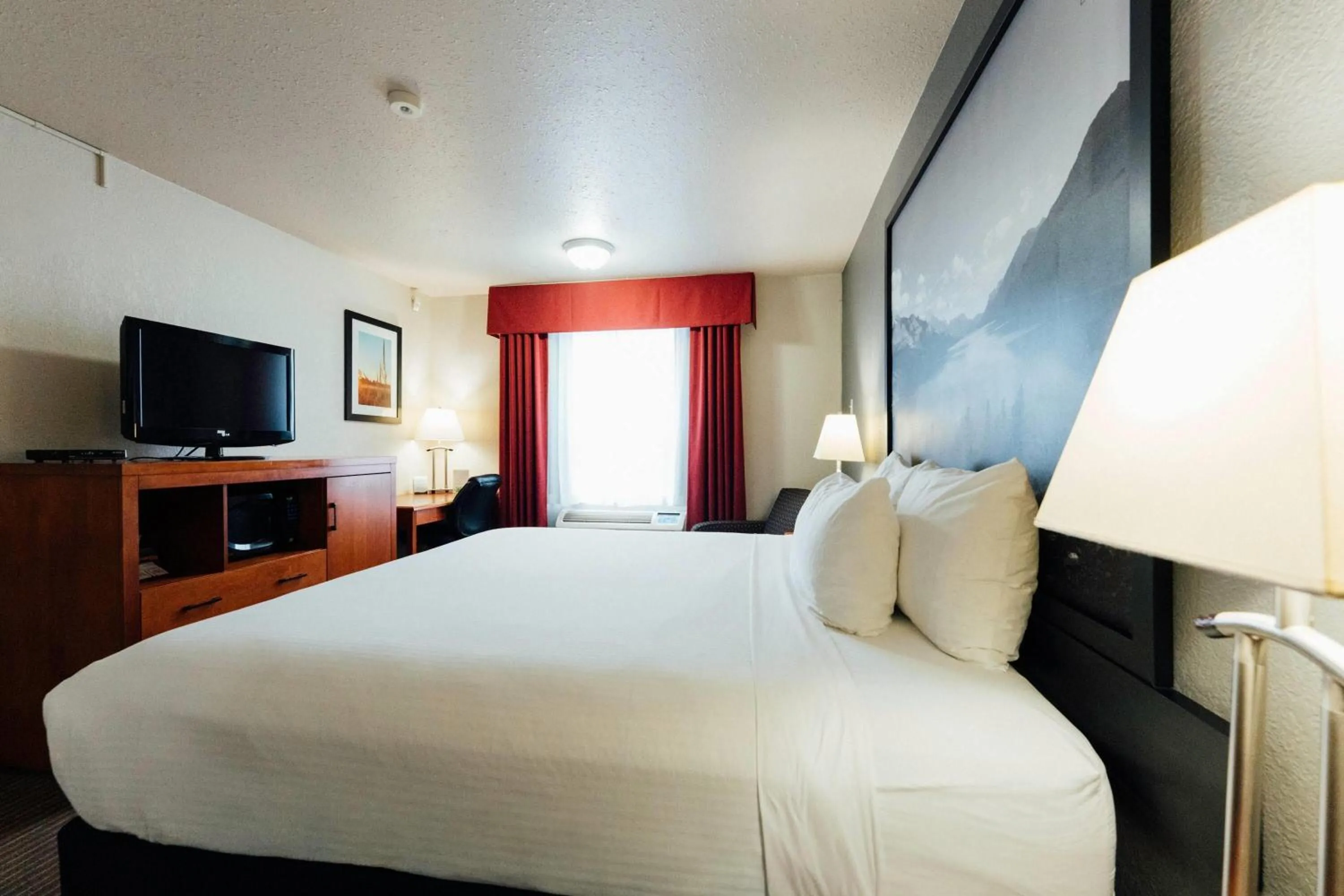 Photo of the whole room, Bed in Super 8 by Wyndham Grande Prairie